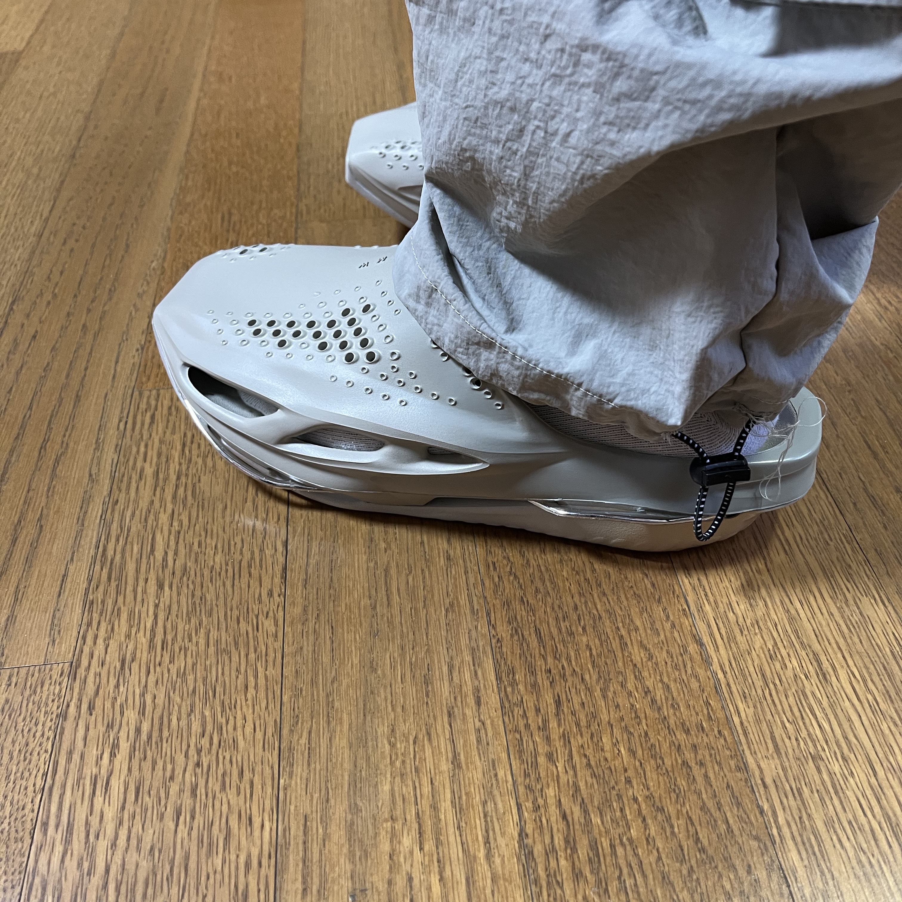 Nike x Matthew M Williams 005 Slide Light Bone and Chrome 착용 스타일 - 1