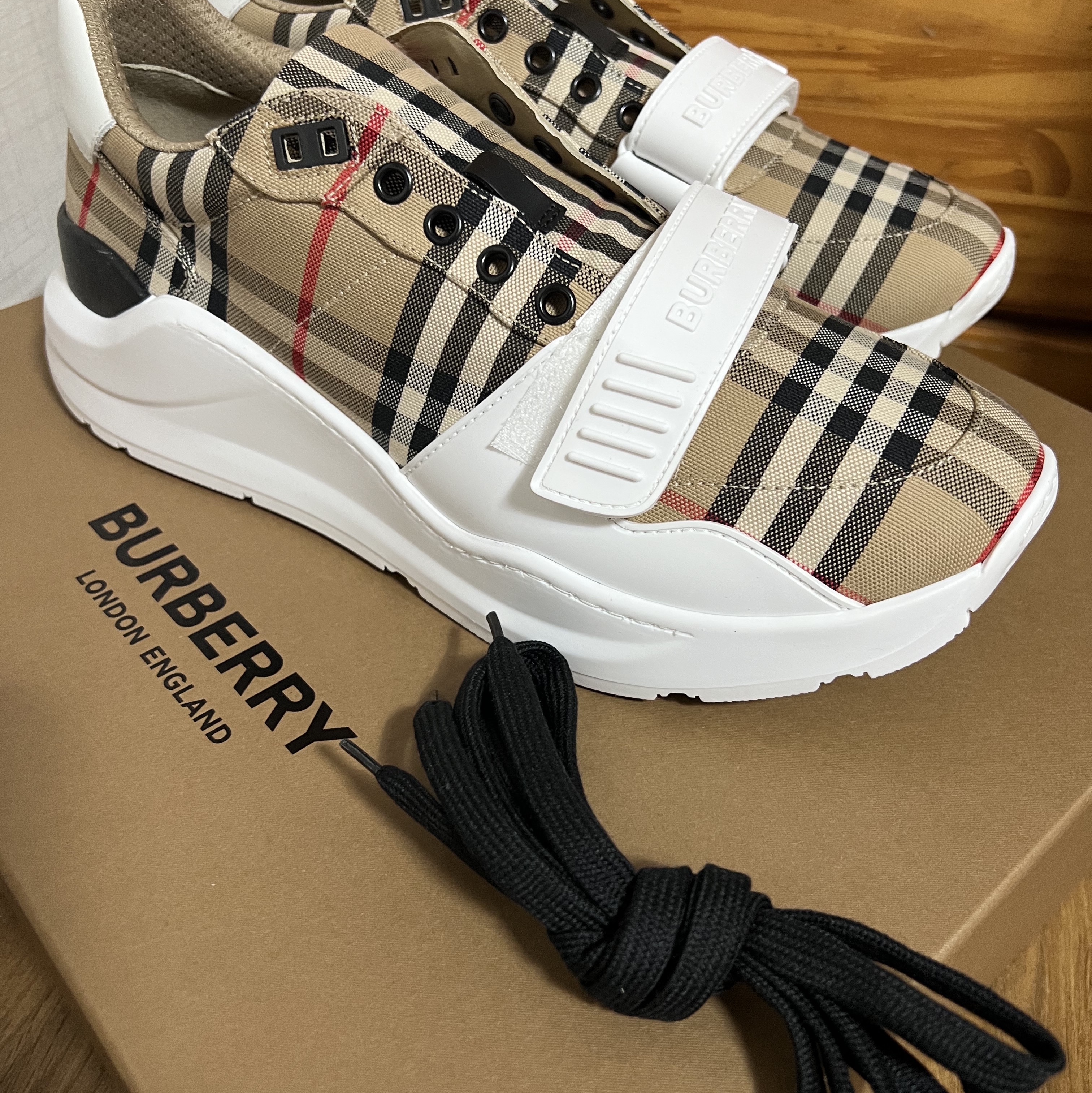 Burberry Vintage Check Suede Leather Sneakers Archive Beige 착용 스타일
