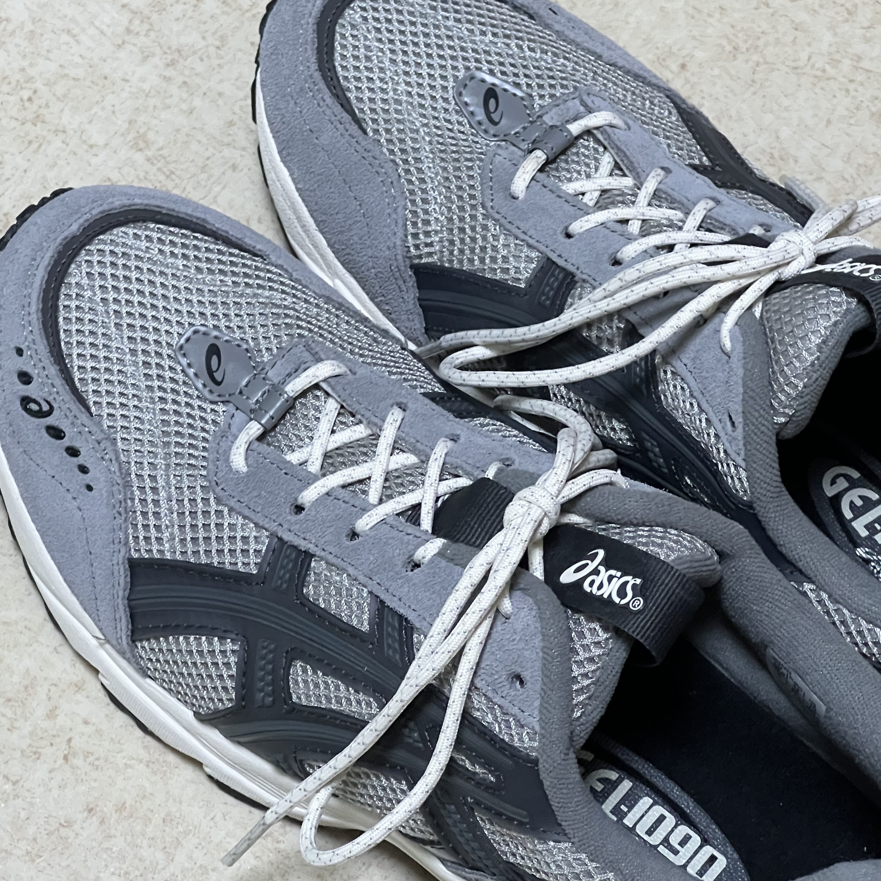 Asics Gel-1090 V2 Oyster Grey 착용 스타일 - 1