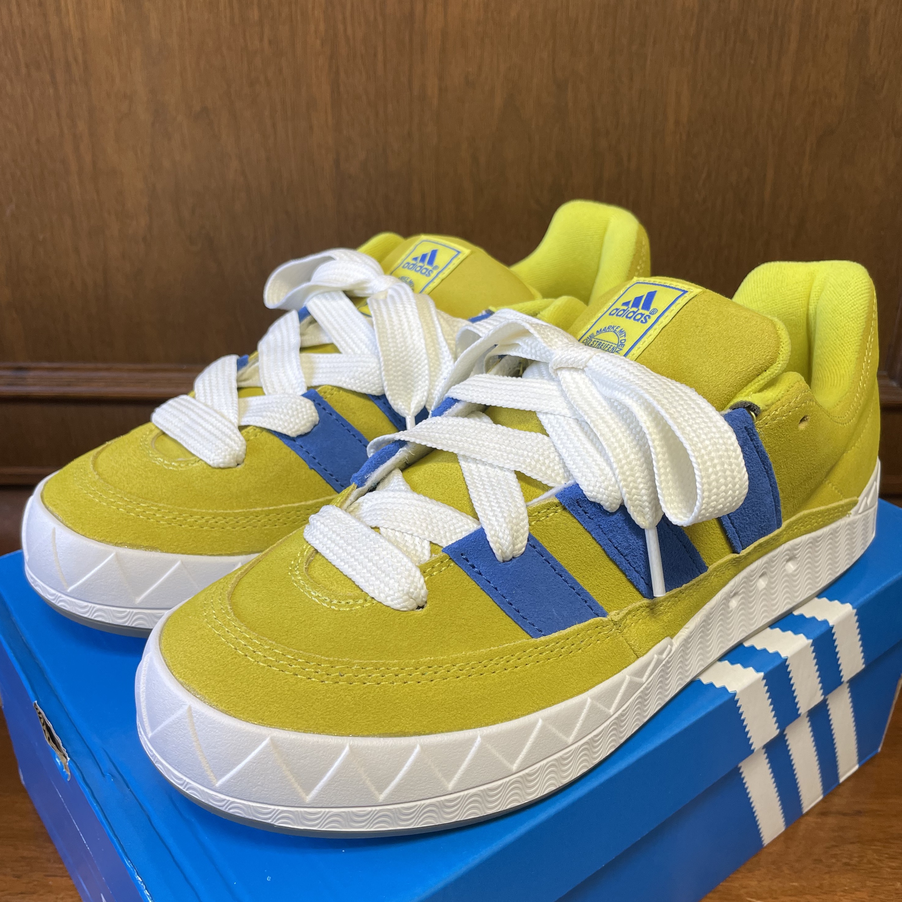 Adidas Adimatic Bright Yellow Blue, Adidas x Atmos Adimatic OG Shoebox 착용 스타일 - 2
