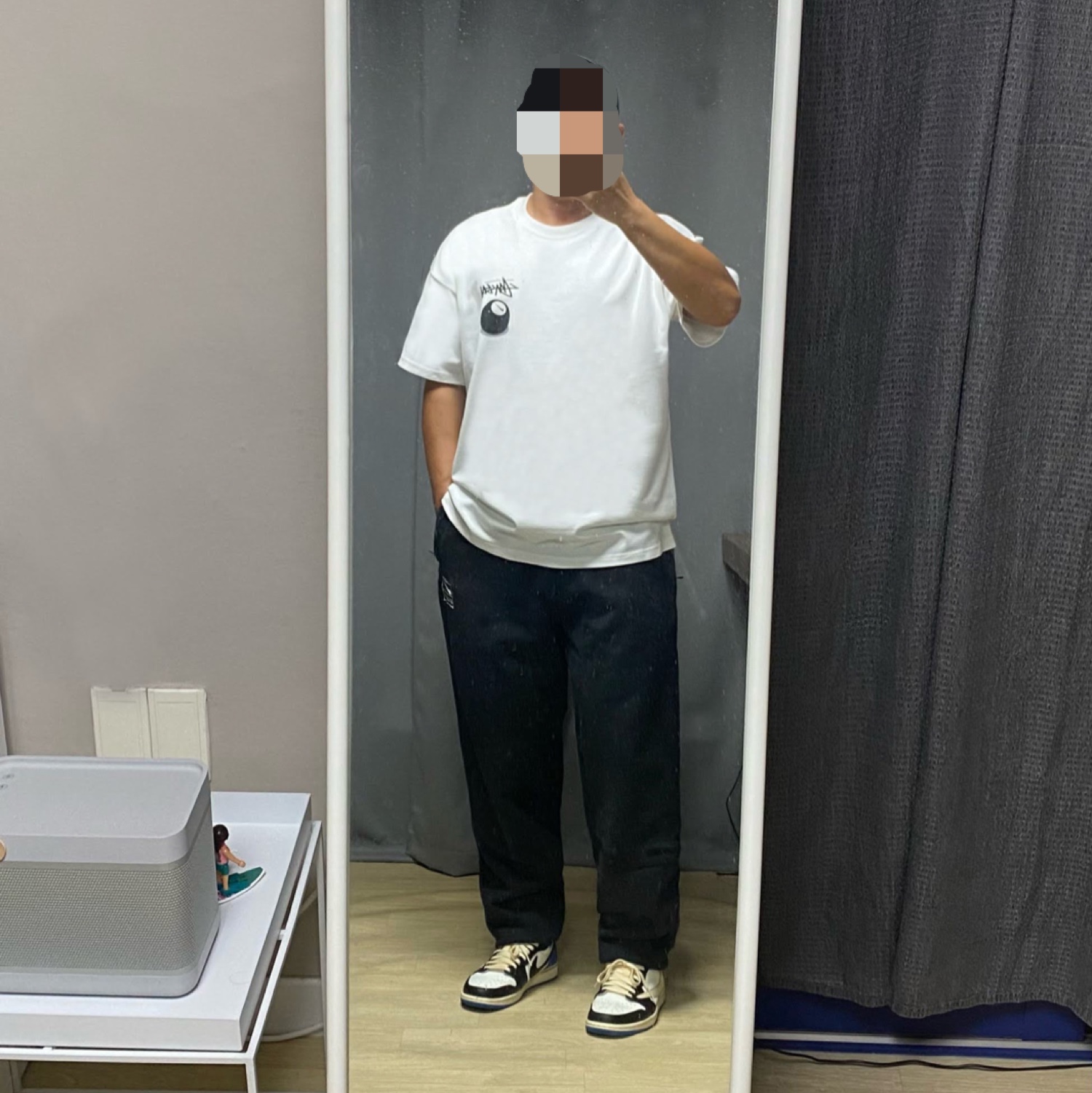 Nike x Stussy NRG FL SS 8 Ball T-Shirt White (DO9322-100), Nike x Stussy NRG RA Washed Fleece Pants Black (DN4030-010) 착용 스타일 - 1