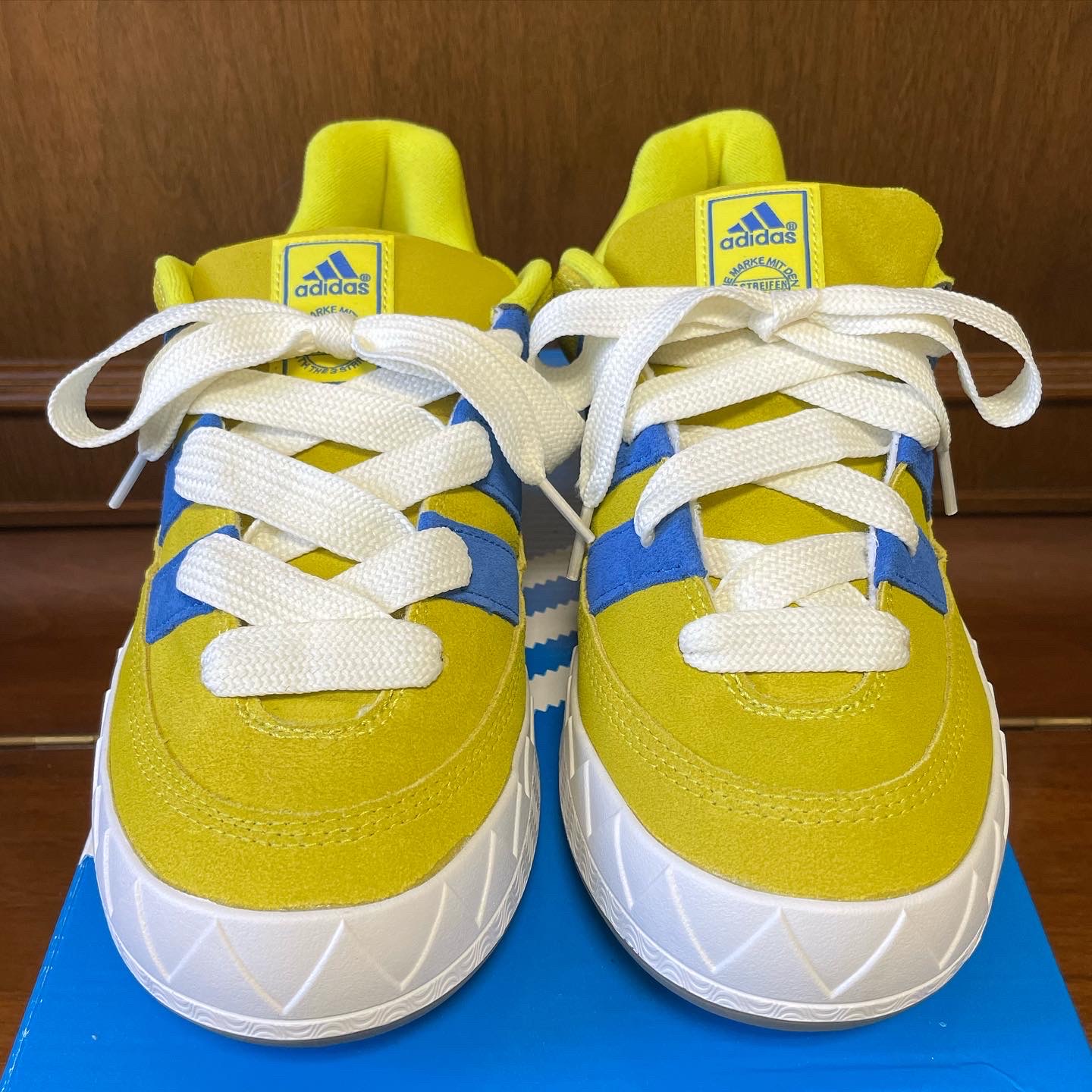 Adidas Adimatic Bright Yellow Blue, Adidas x Atmos Adimatic OG Shoebox 착용 스타일 - 3