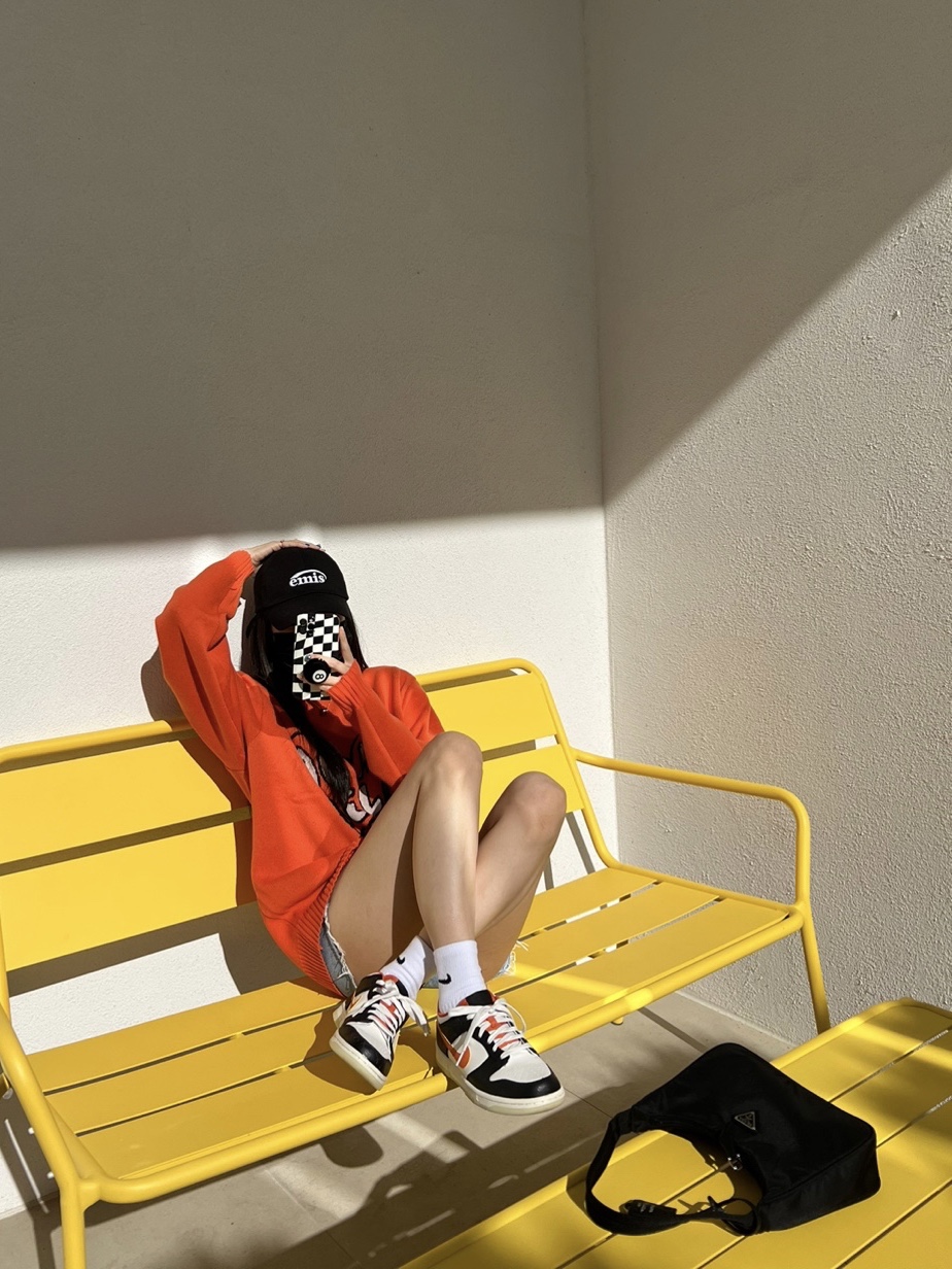(GS) Nike Dunk Low PRM Halloween, Prada Re-Edition 2000 Re-Nylon Mini Shoulder Bag Black 착용 스타일 - 2