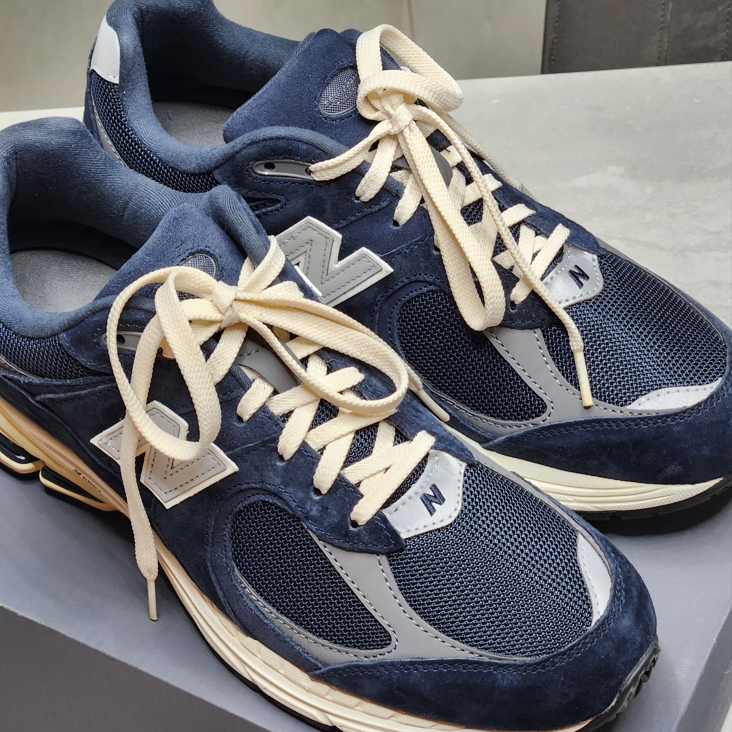 New Balance 2002R Eclipse Castlerock 착용 스타일