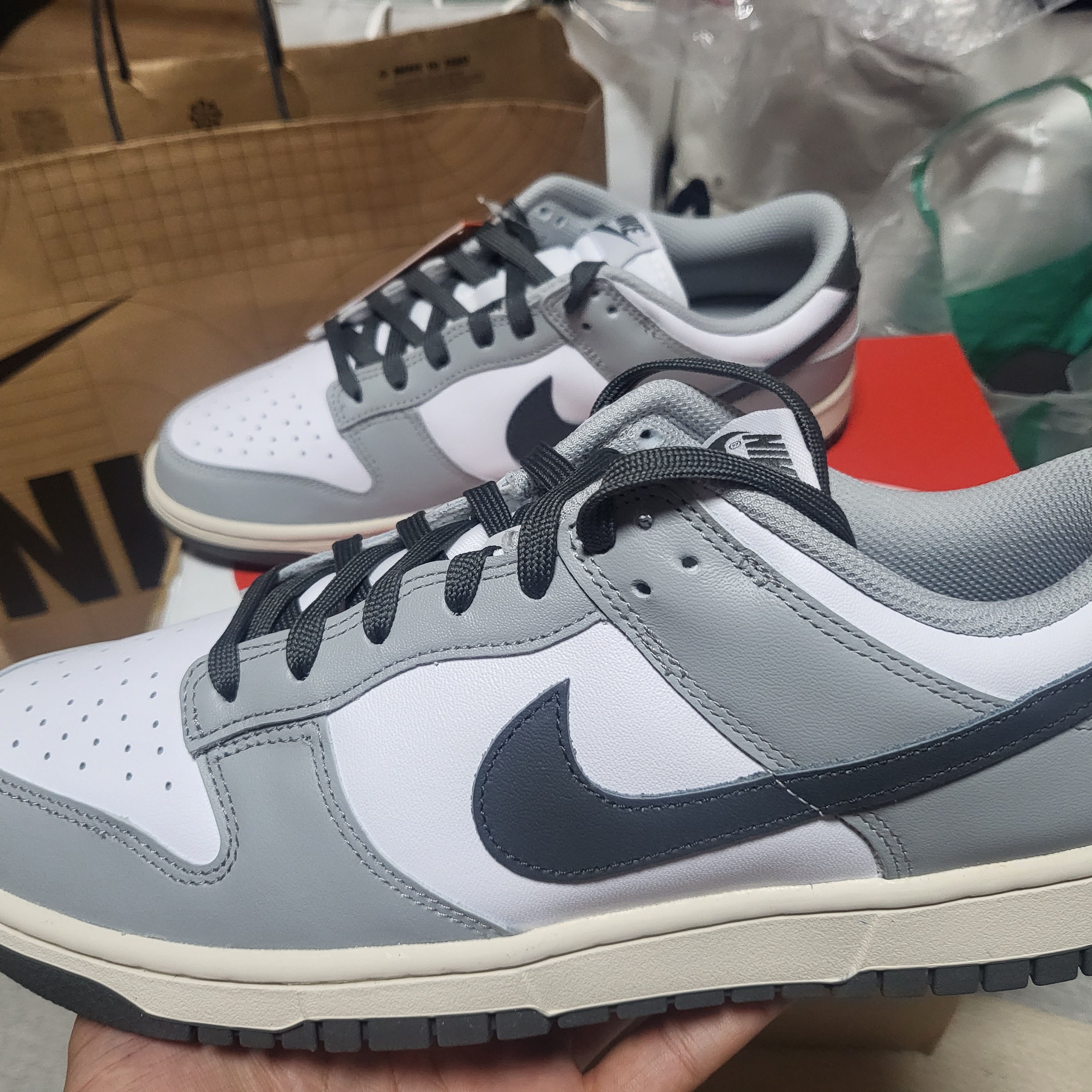 (W) Nike Dunk Low Light Smoke Grey 착용 스타일 - 1