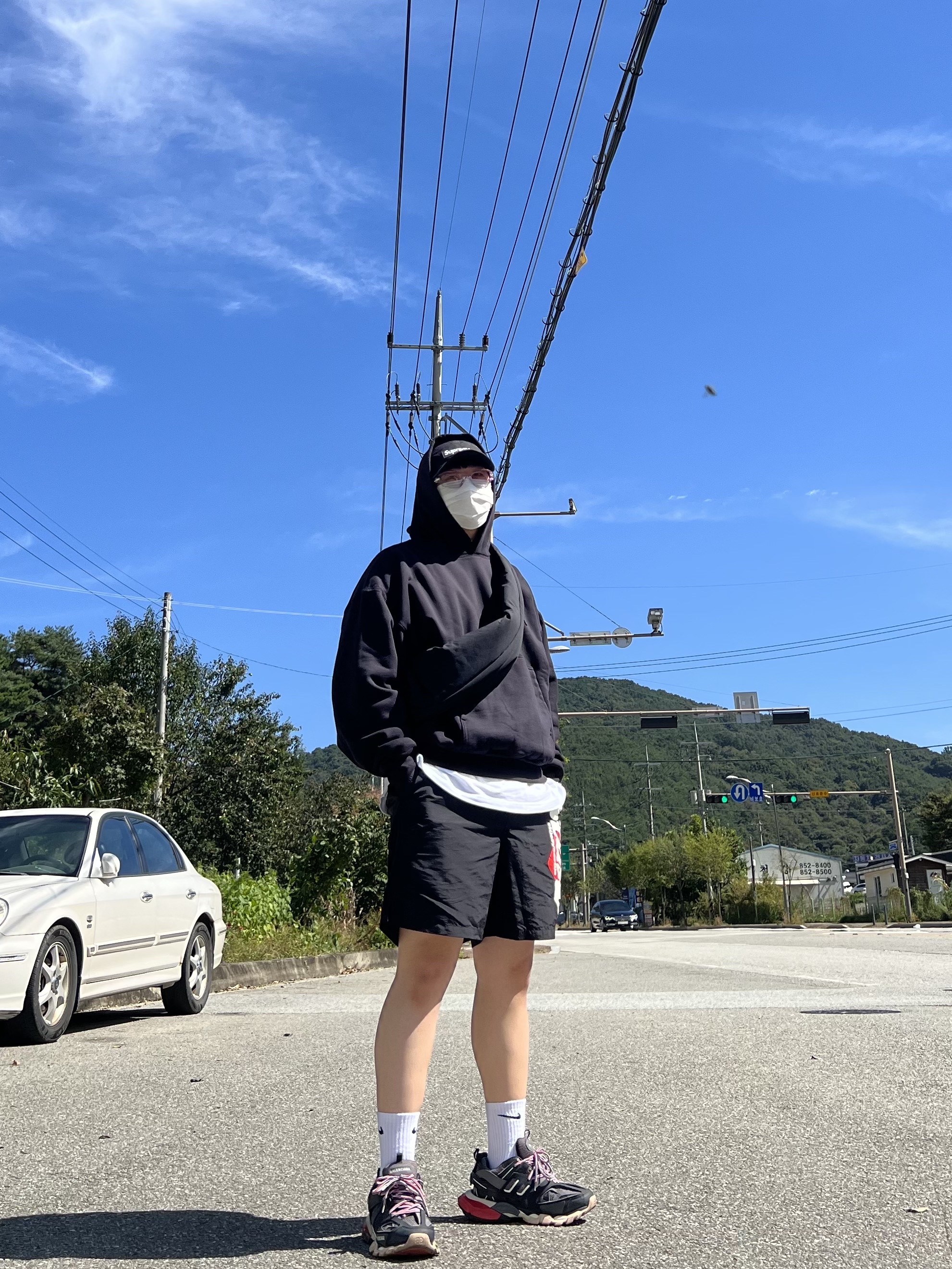 Balenciaga Track Sneakers Black Red 2019, Yeezy Gap Hoodie Black 착용 스타일 - 1