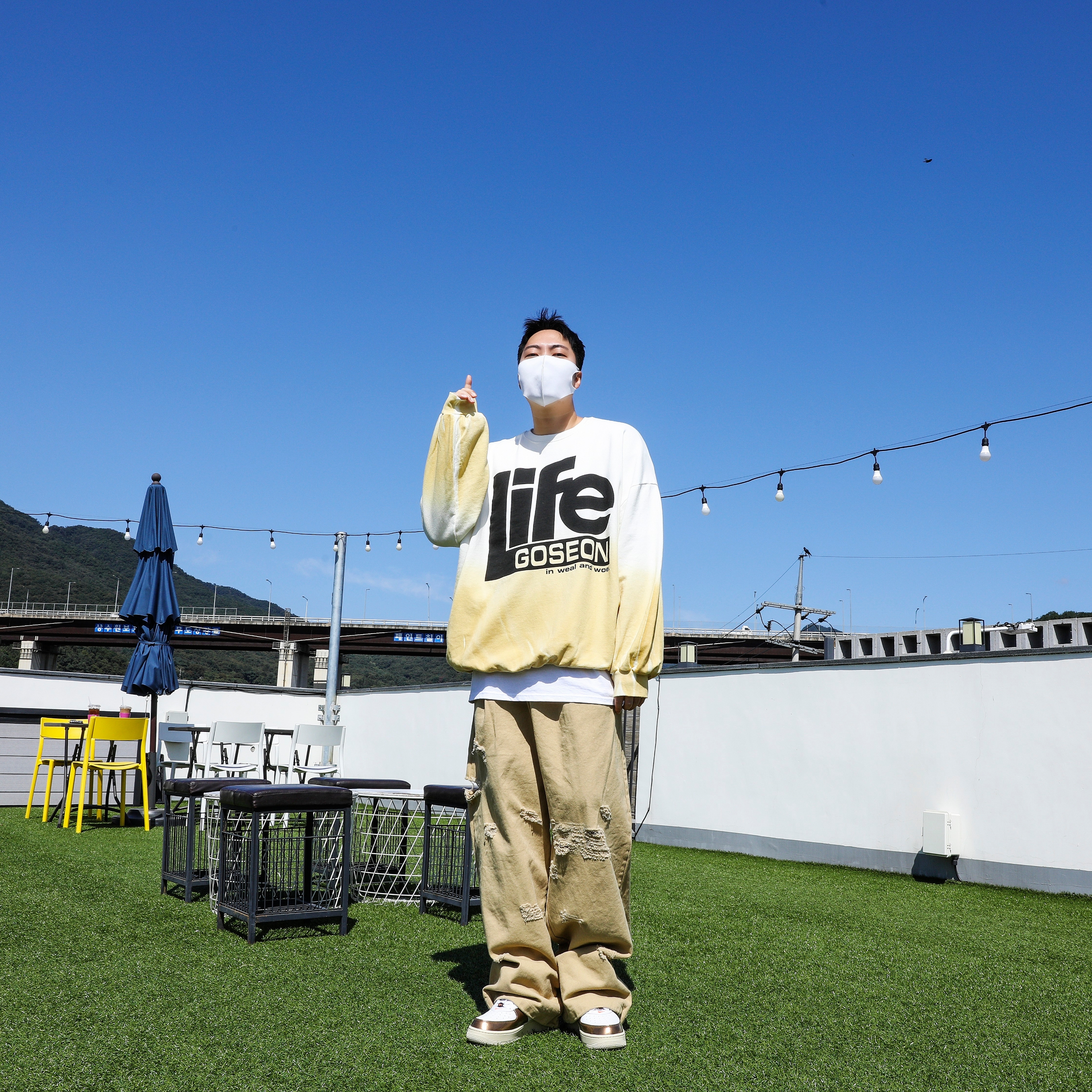 Nike Air Force 1 Mid QS Ale Brown 착용 스타일 - 1