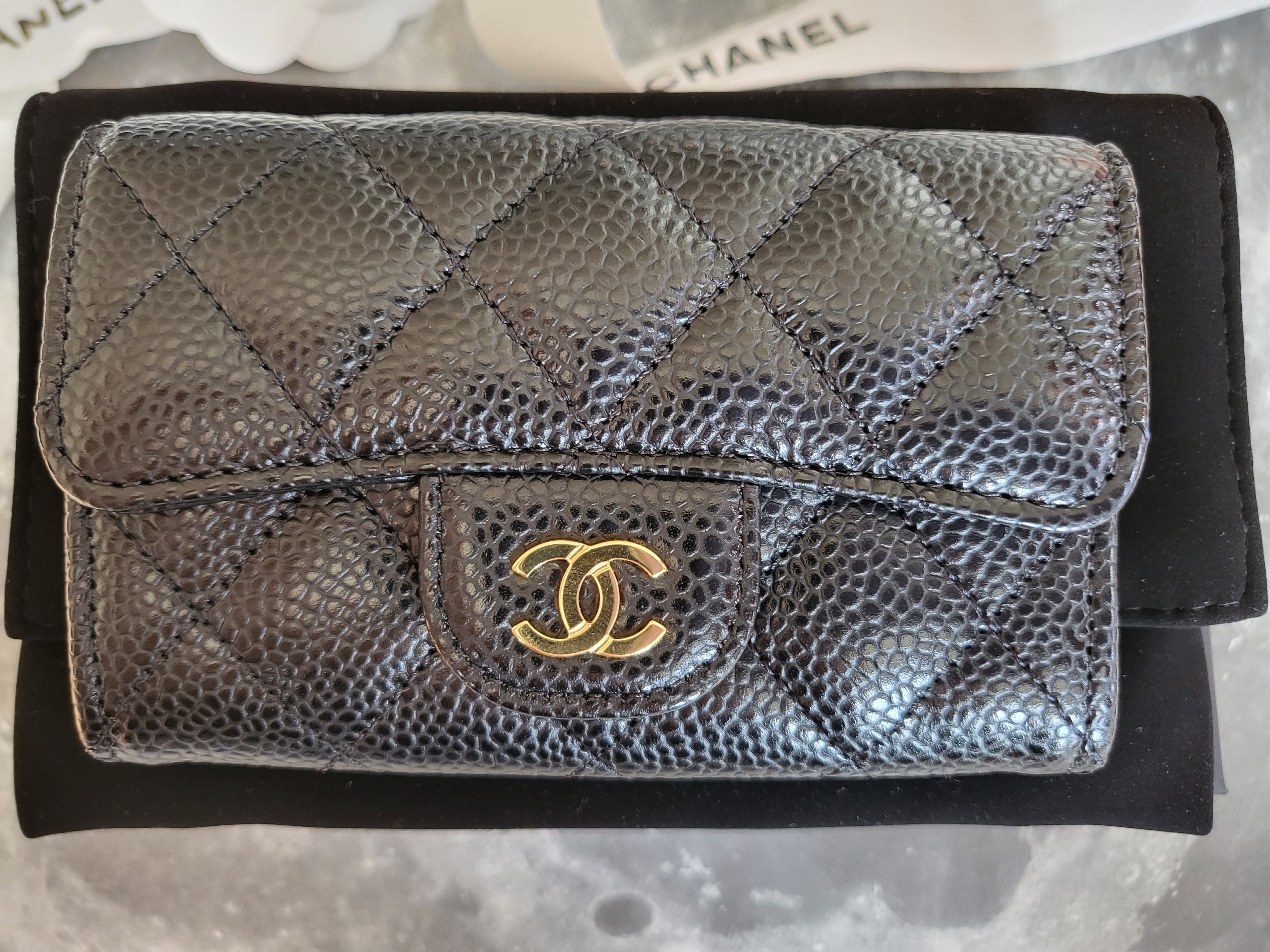 Chanel Classic Card Holder Grained Calfskin & Gold Black 착용 스타일