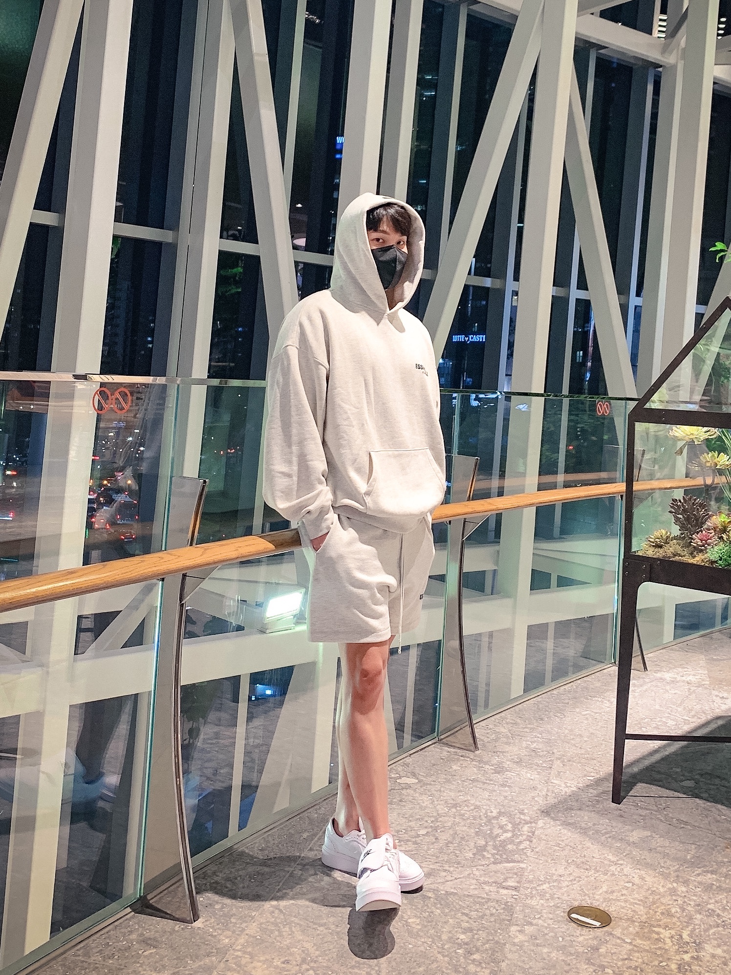 Essentials The Core Collection Hoodie Light Oatmeal, Essentials The Core Collection Sweatshorts Light Oatmeal 착용 스타일