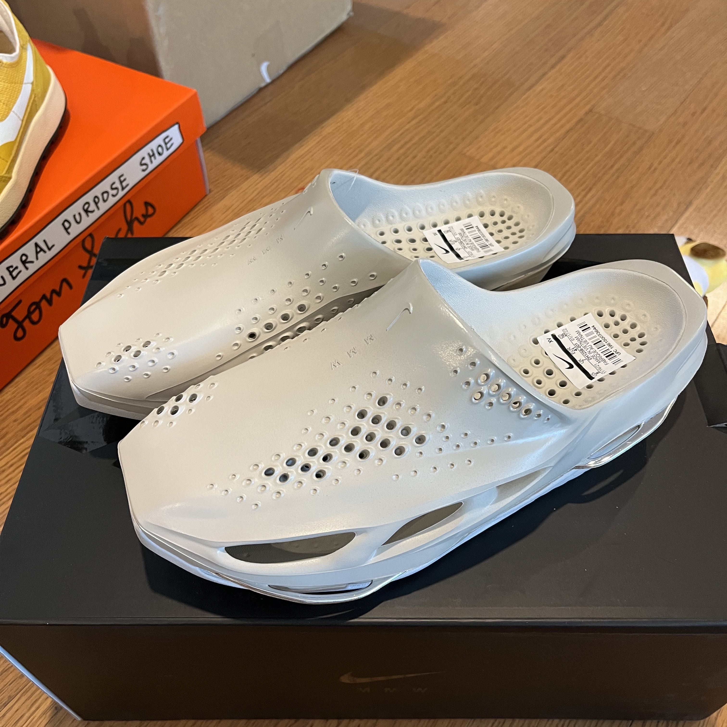 Nike x Matthew M Williams 005 Slide Light Bone and Chrome 착용 스타일 - 2