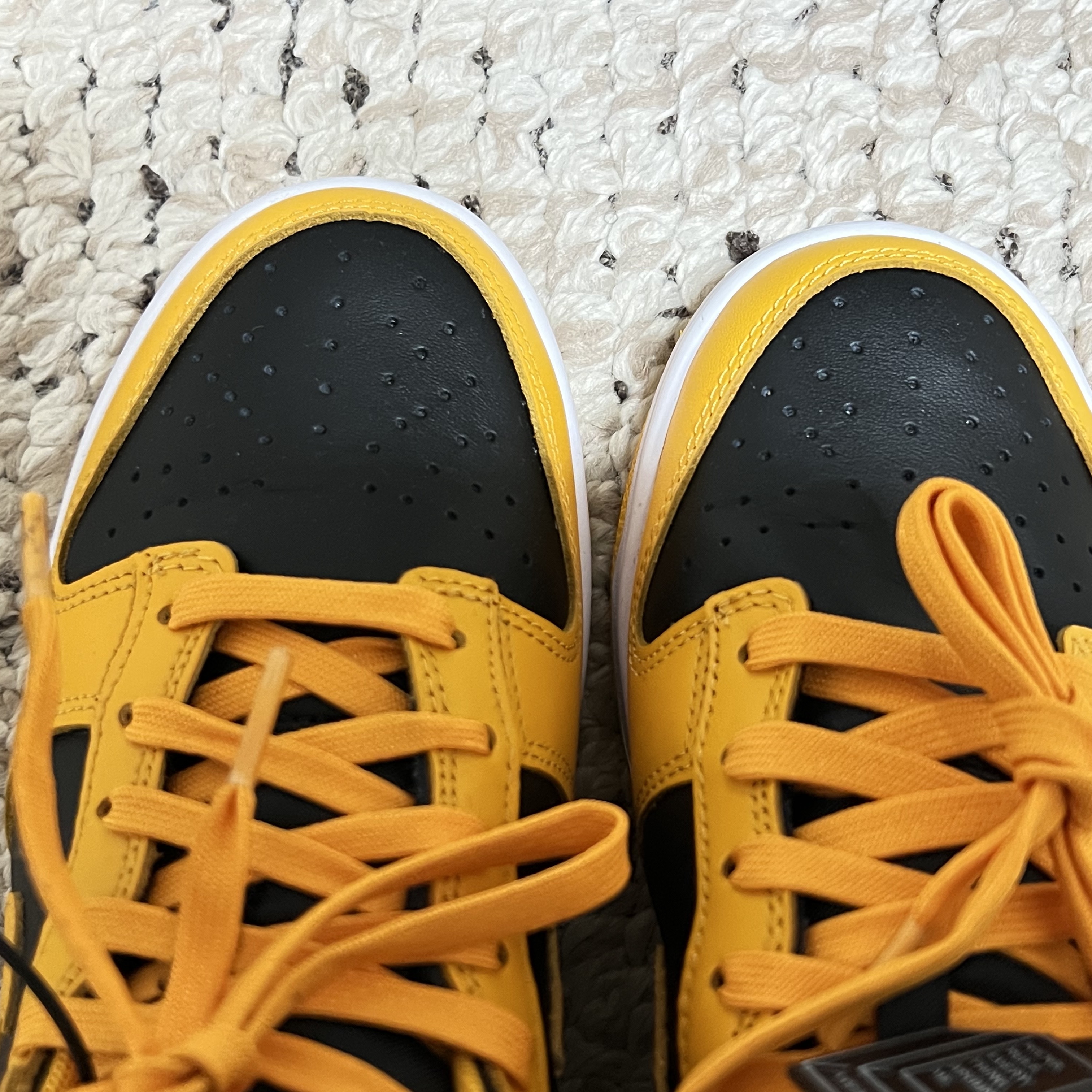 Nike Dunk Low Retro Championship Goldenrod 착용 스타일 - 4