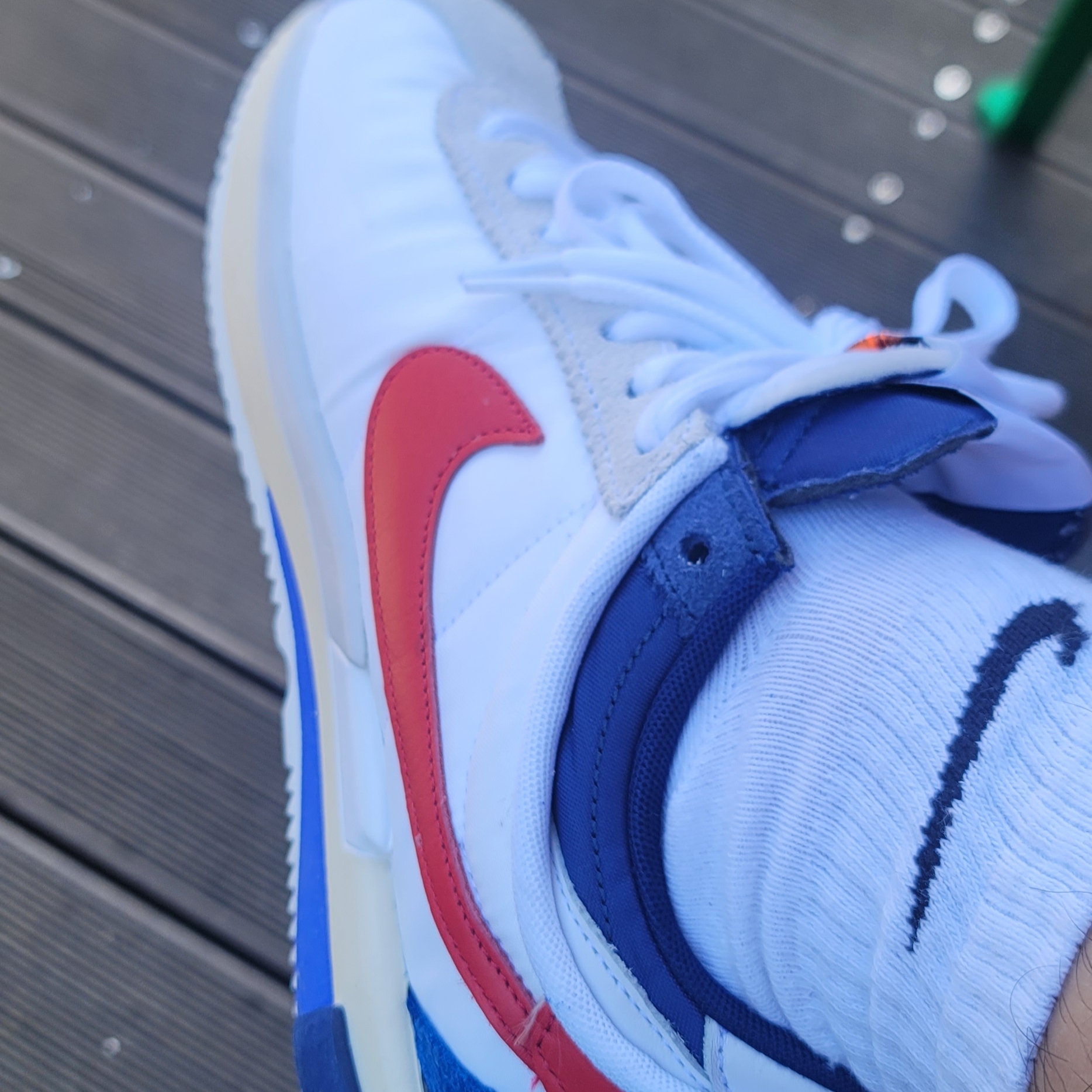 Nike x Sacai Zoom Cortez SP White and University Red 착용 스타일 - 1