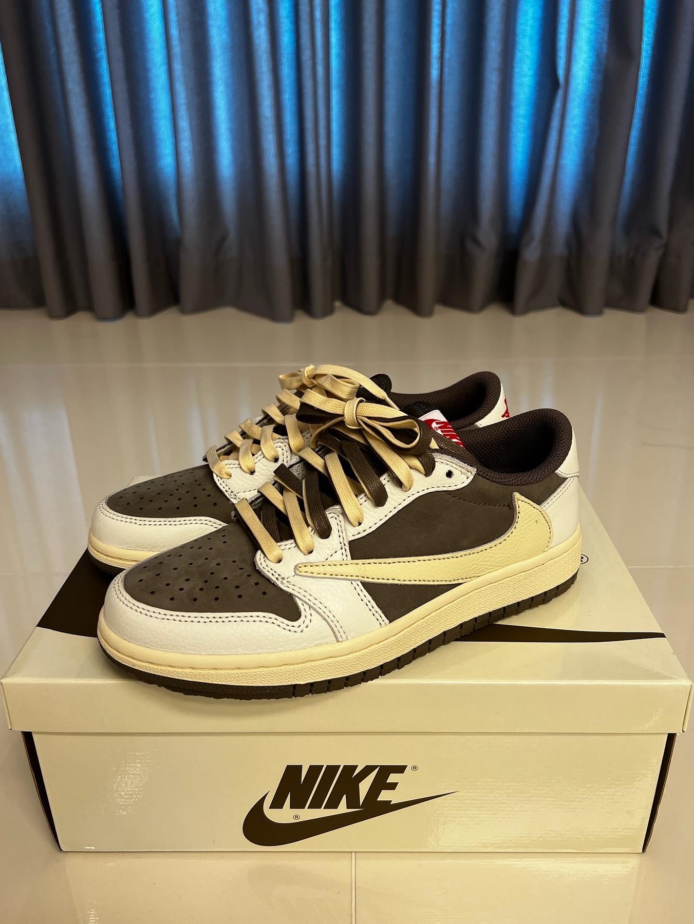Jordan 1 x Travis Scott Retro Low OG SP Sail and Ridgerock 착용 스타일 - 3