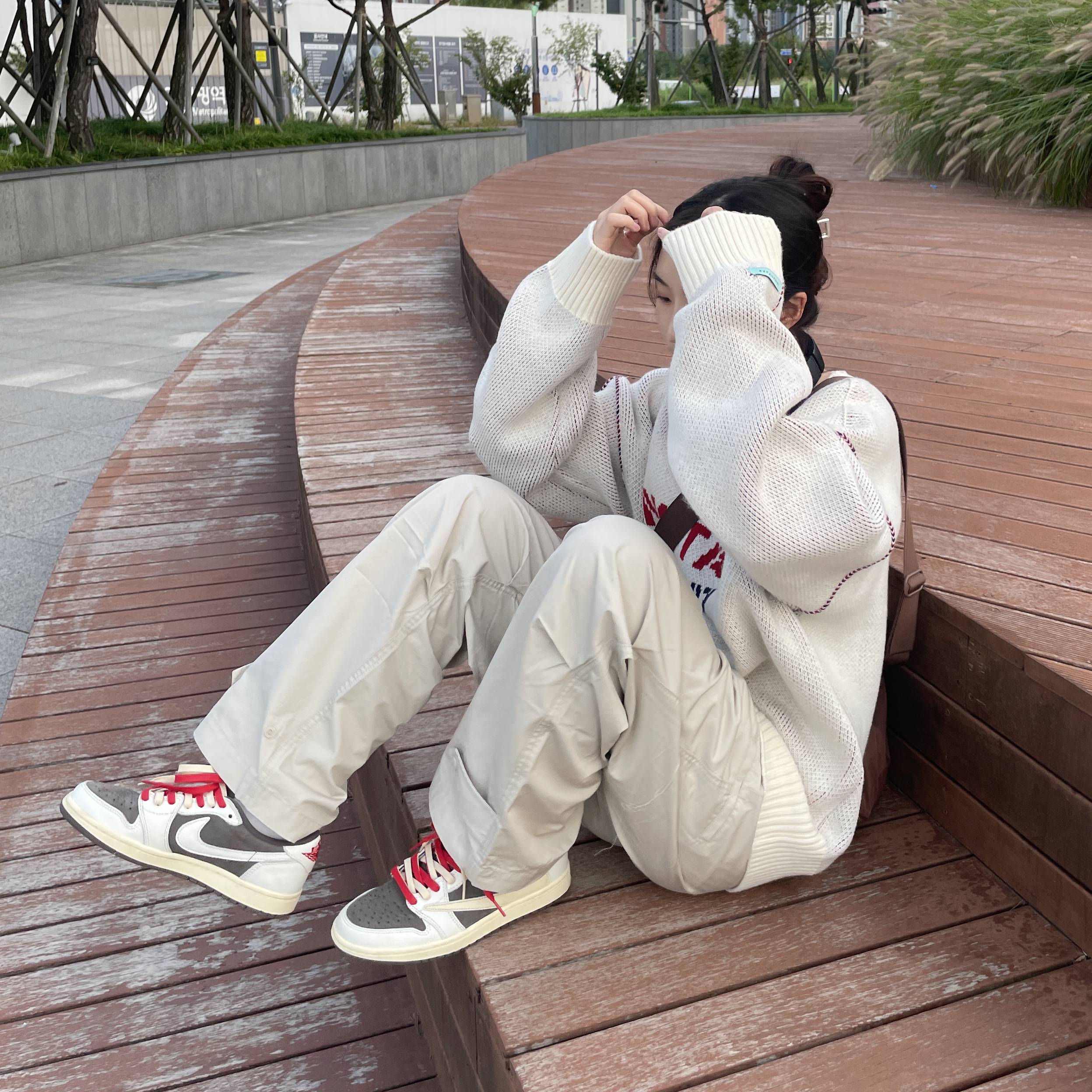 Jordan 1 x Travis Scott Retro Low OG SP Sail and Ridgerock, Uniqlo U Drawstring Shoulder Bag Brown 착용 스타일 - 2