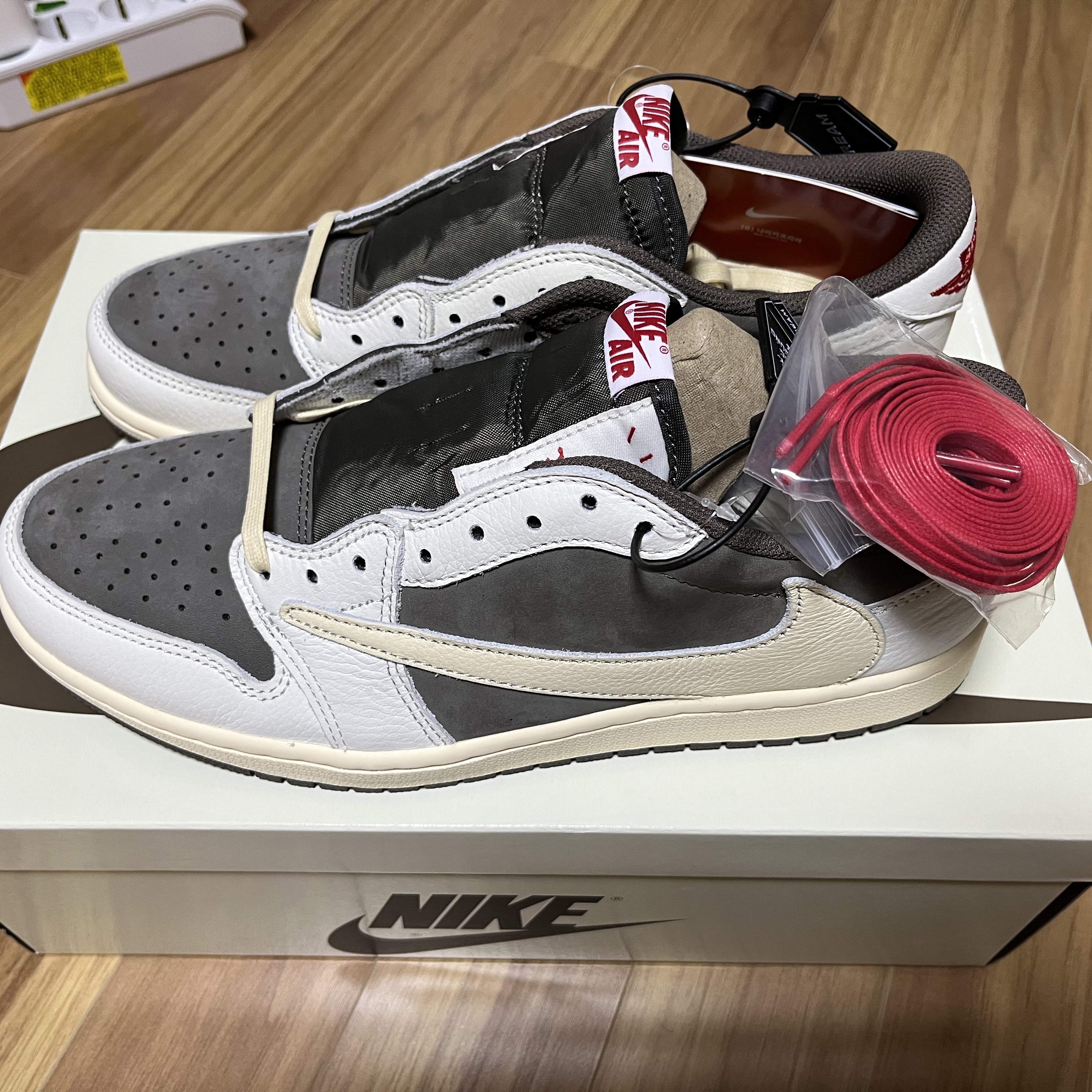 Jordan 1 x Travis Scott Retro Low OG SP Sail and Ridgerock 착용 스타일