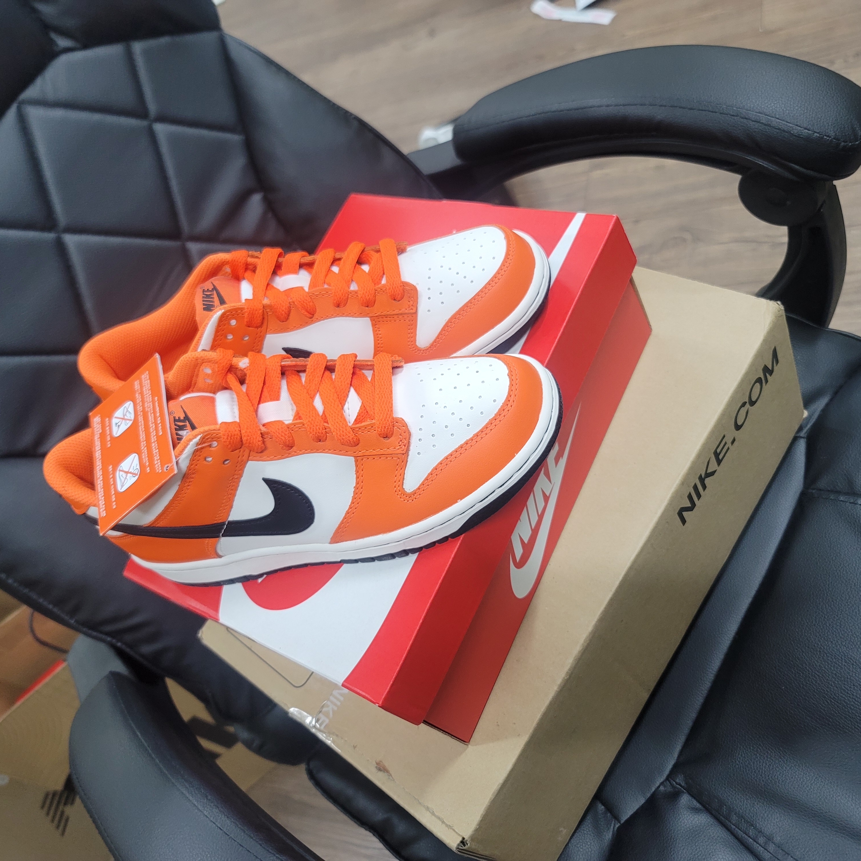 (GS) Nike Dunk Low Safety Orange 착용 스타일 - 1