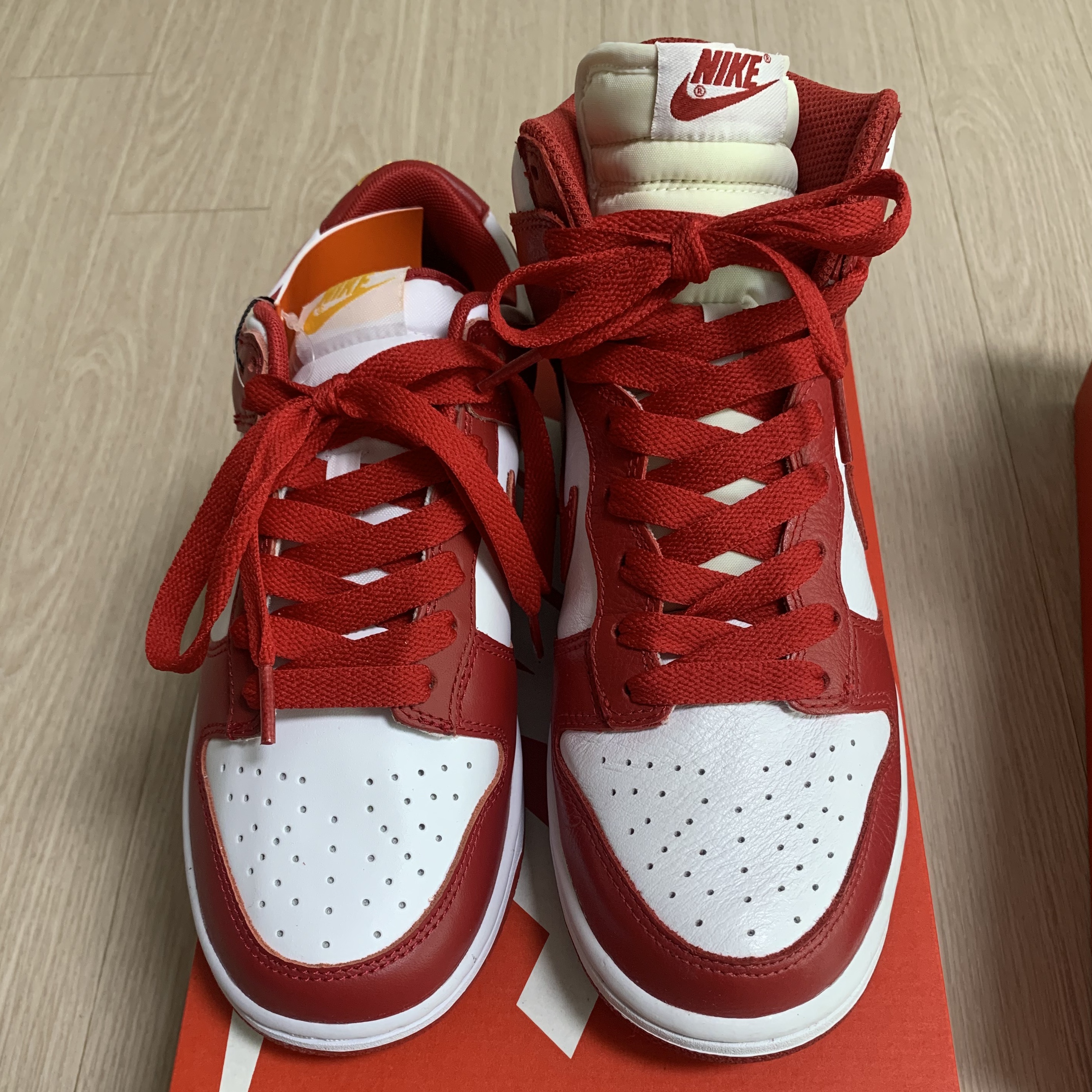 Nike Dunk Low Retro Gym Red, Nike Dunk High Retro QS St. John's 착용 스타일 - 3