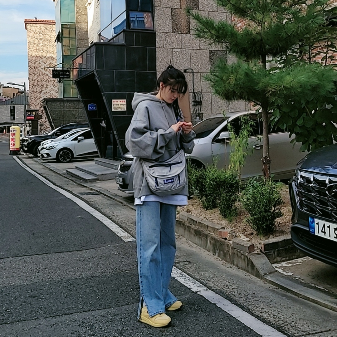 Nike x Stussy NRG RA Pullover Hoodie Dark Grey Heather (DJ9488-063), Nike x Travis Scott Air Max 1 Cact.us Gold 착용 스타일
