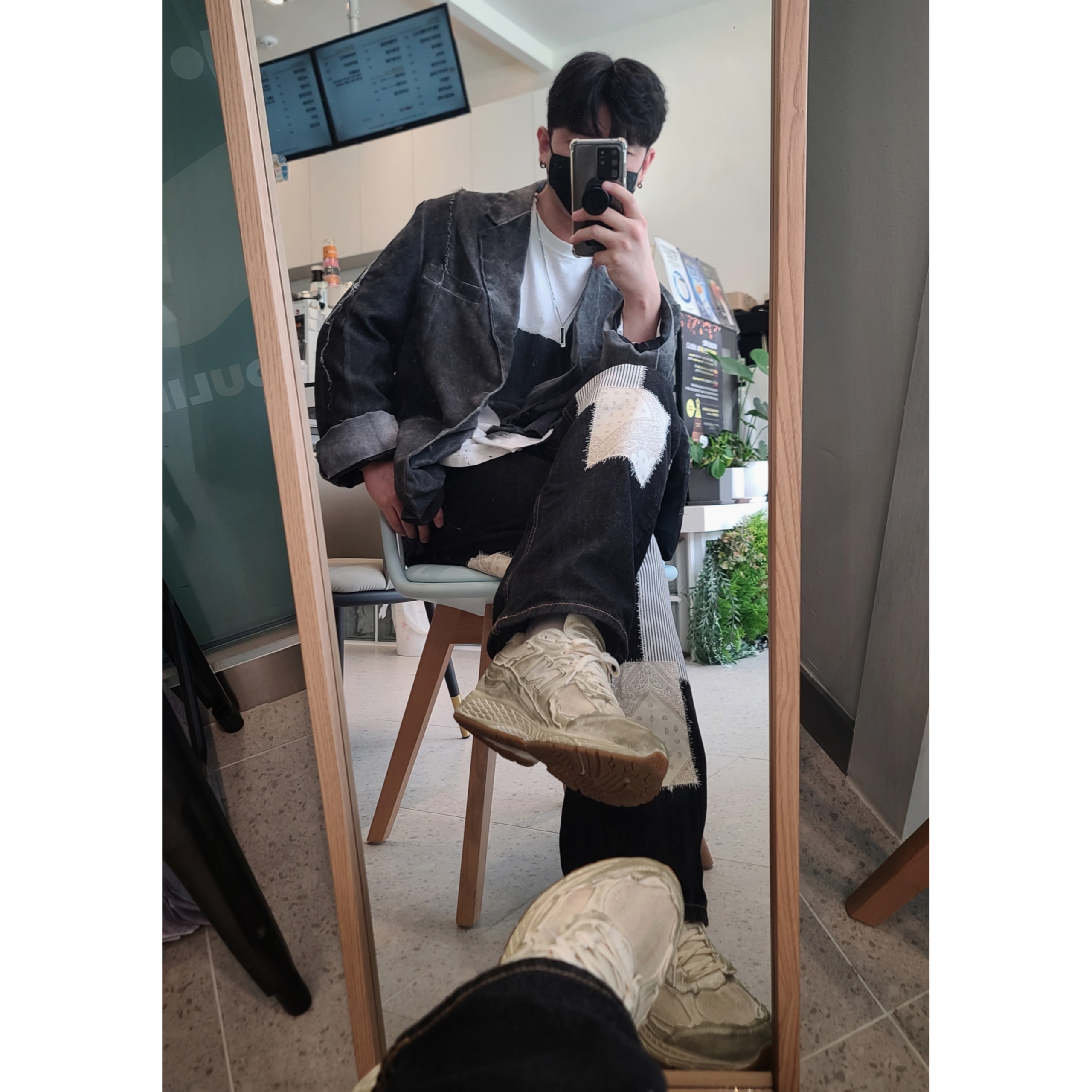 New Balance 2002R Protection Pack Distressed 착용 스타일 - 2