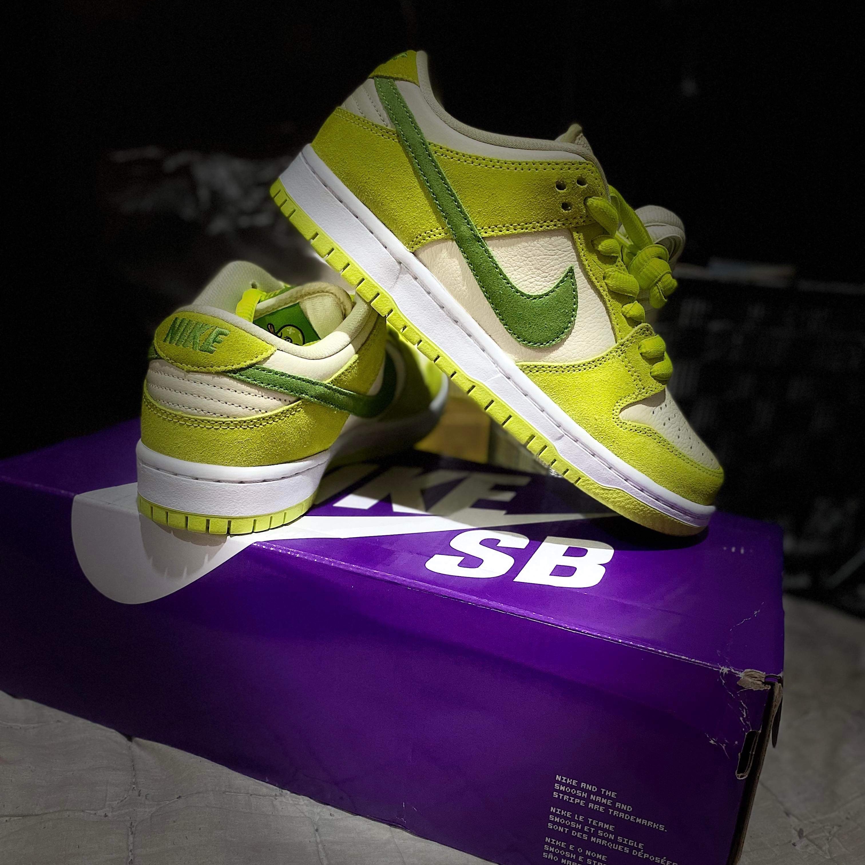 Nike SB Dunk Low Pro Sour Apple 착용 스타일 - 2