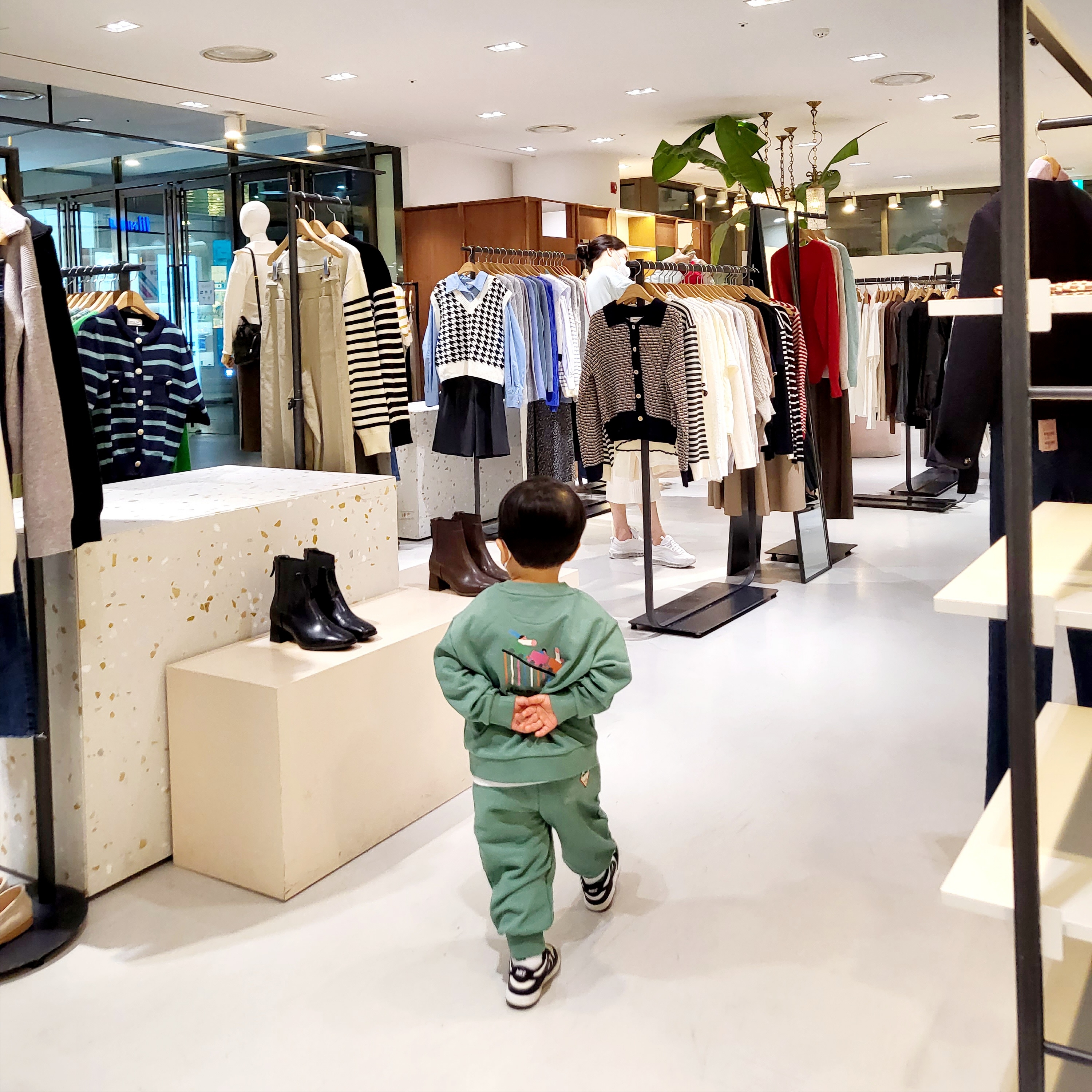 Essentials Long Sleeve T-Shirt Moss - 21SS, Essentials Sweatshorts Oatmeal - 21SS 착용 스타일 - 4