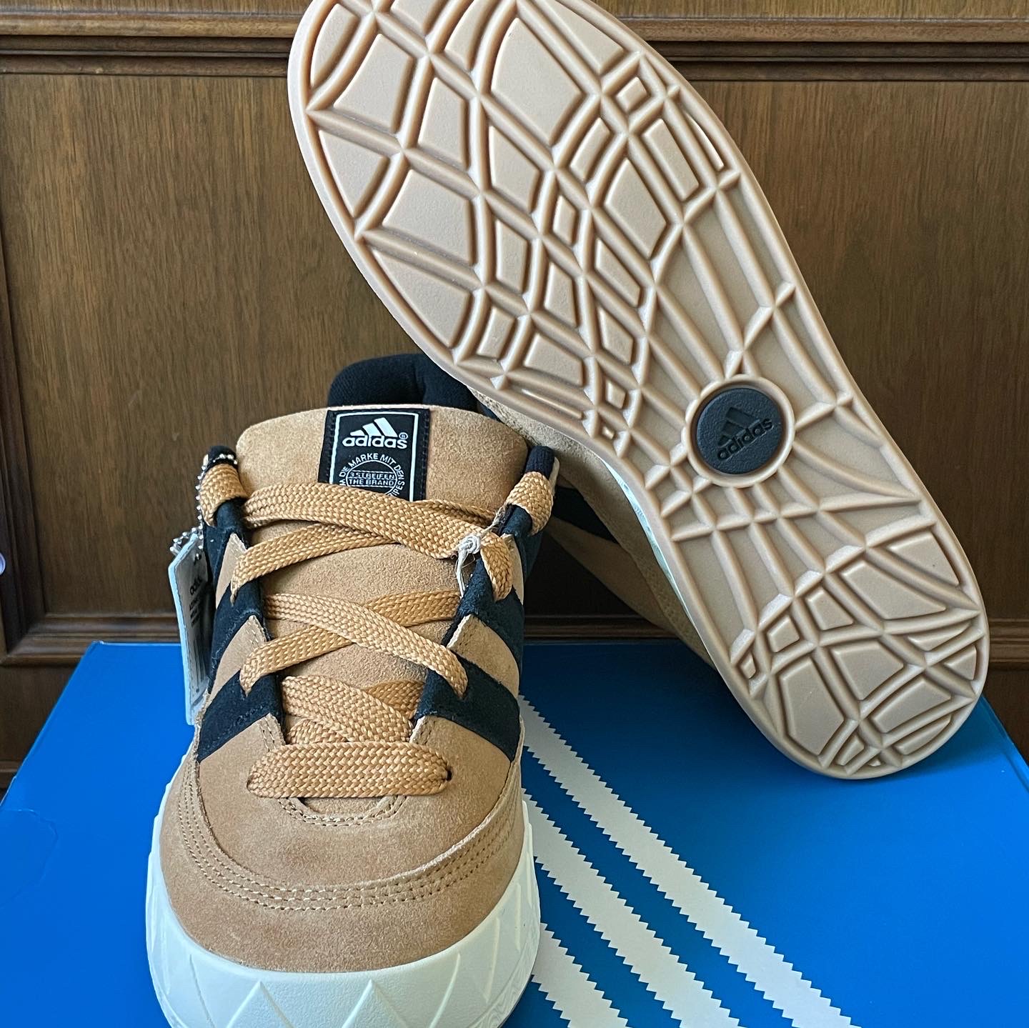 Adidas x Atmos Adimatic OG Shoebox 착용 스타일 - 5