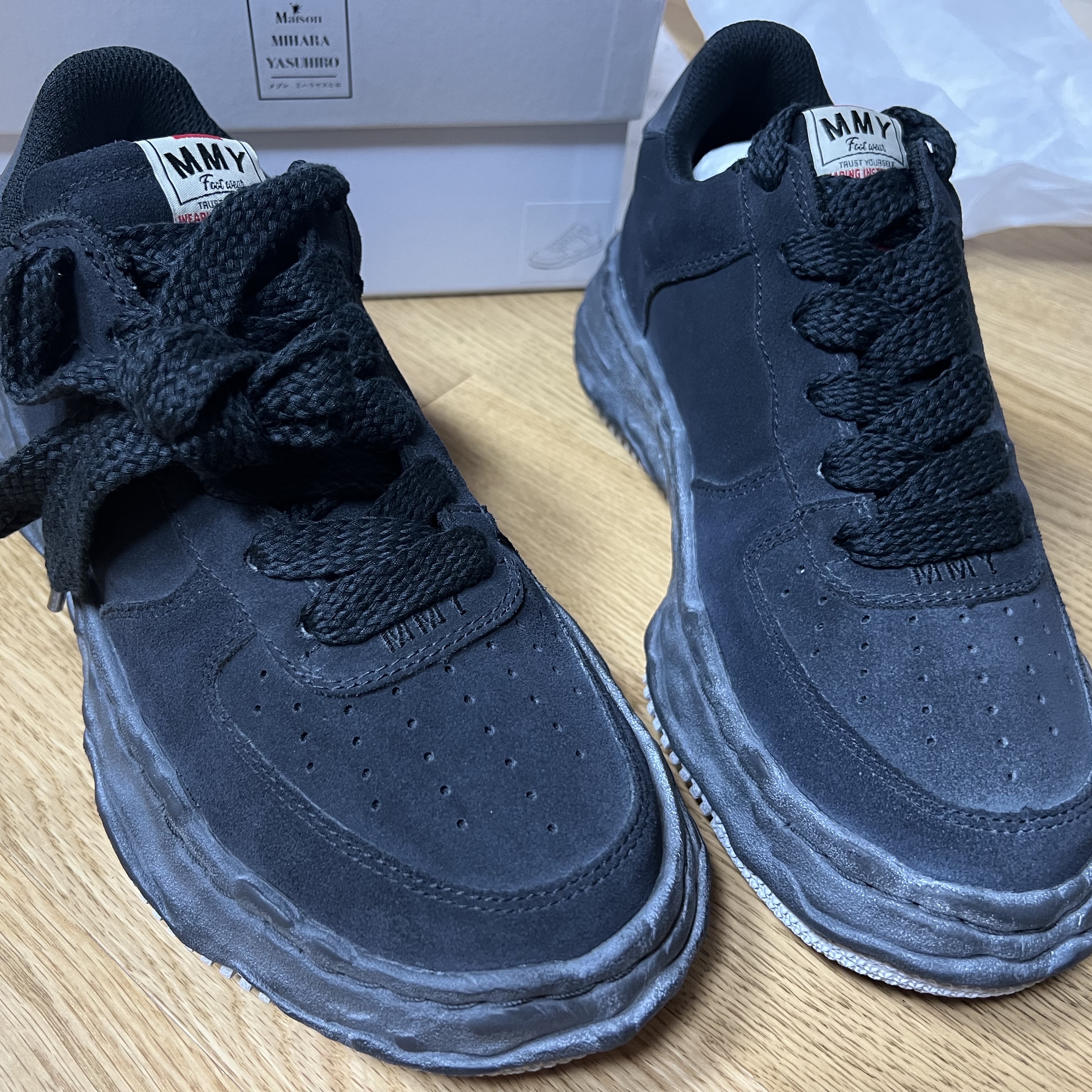 Maison Mihara Yasuhiro Wayne OG Sole Brushed Suede Low-top Sneakers Black 착용 스타일 - 3