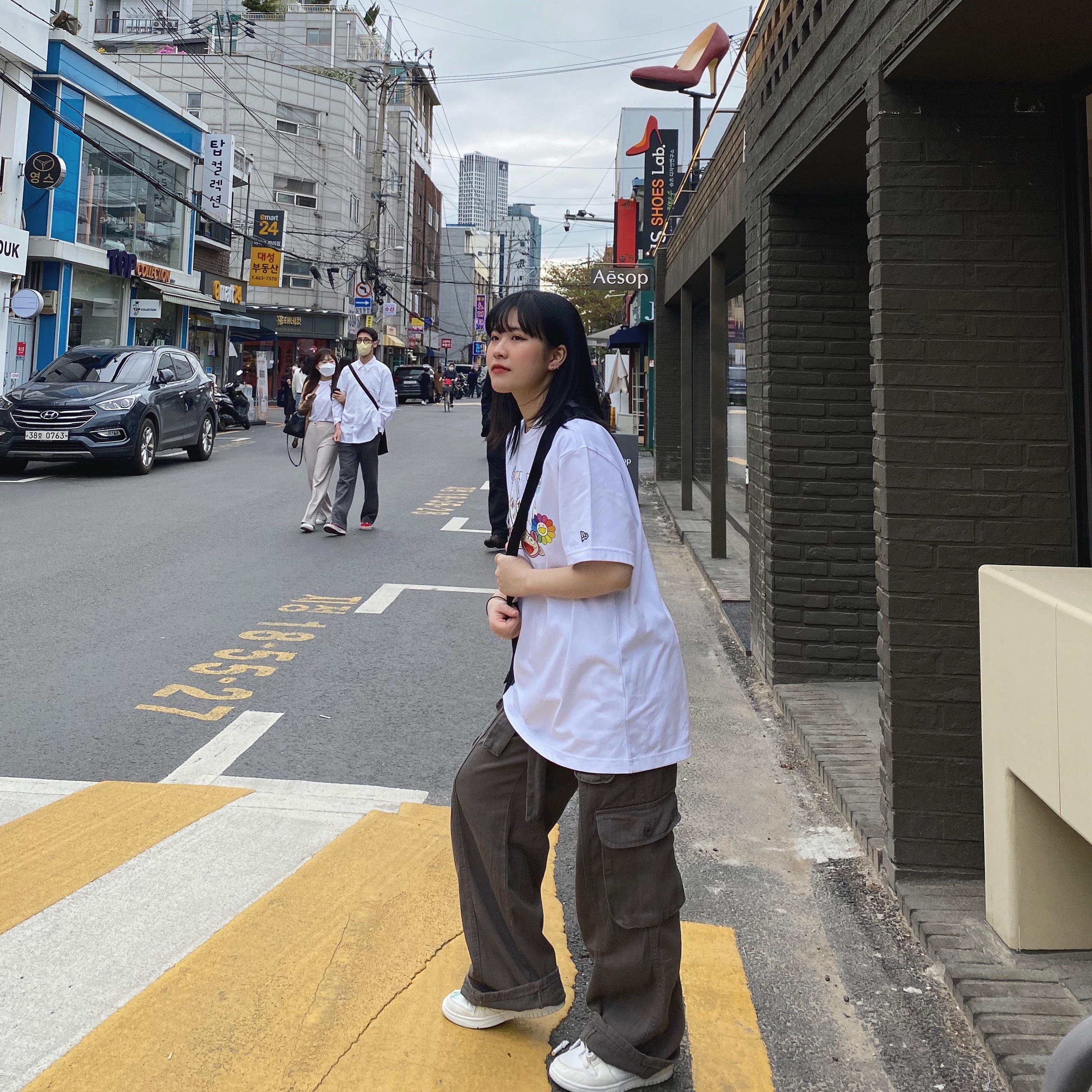 New Era x Murakami Takashi NE Arch T-Shirt White, (W) Nike Dunk Low Disrupt 2 Pale Ivory Sail 착용 스타일 - 2