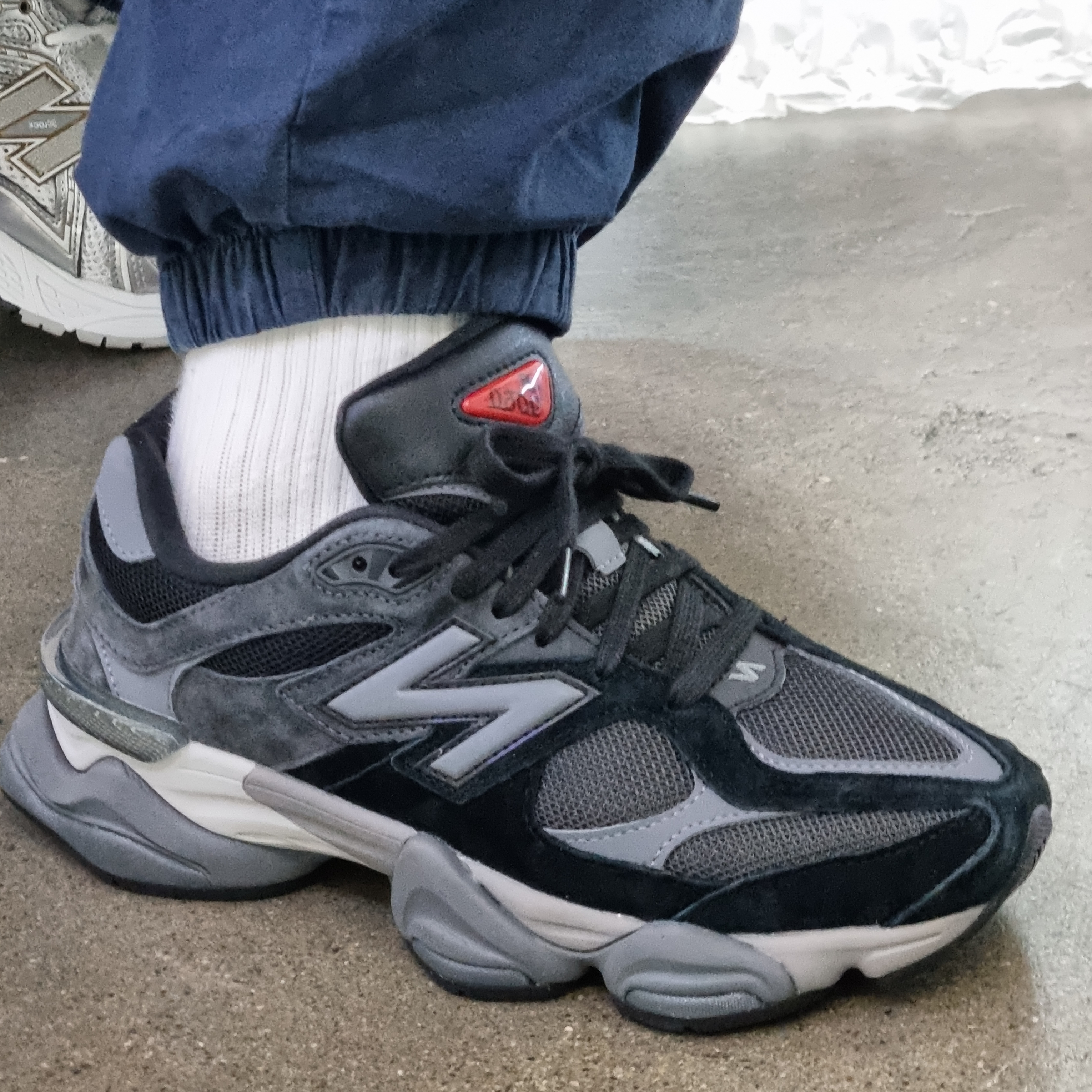New Balance 9060 Black Castlerock 착용 스타일 - 2