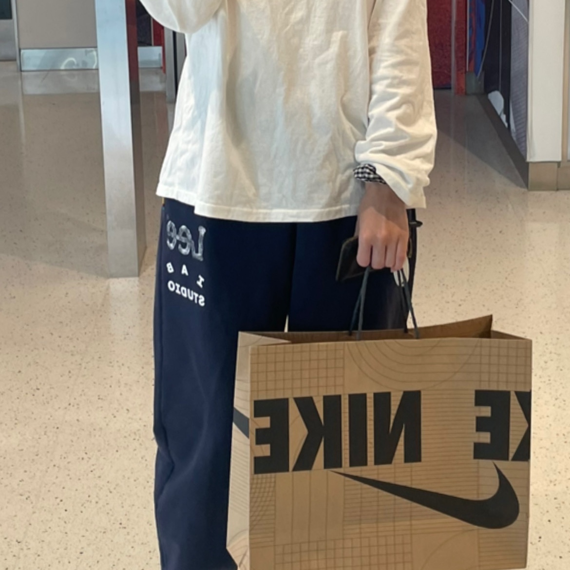 IAB Studio x Lee Pigment Sweatpants Indigo Navy 착용 스타일