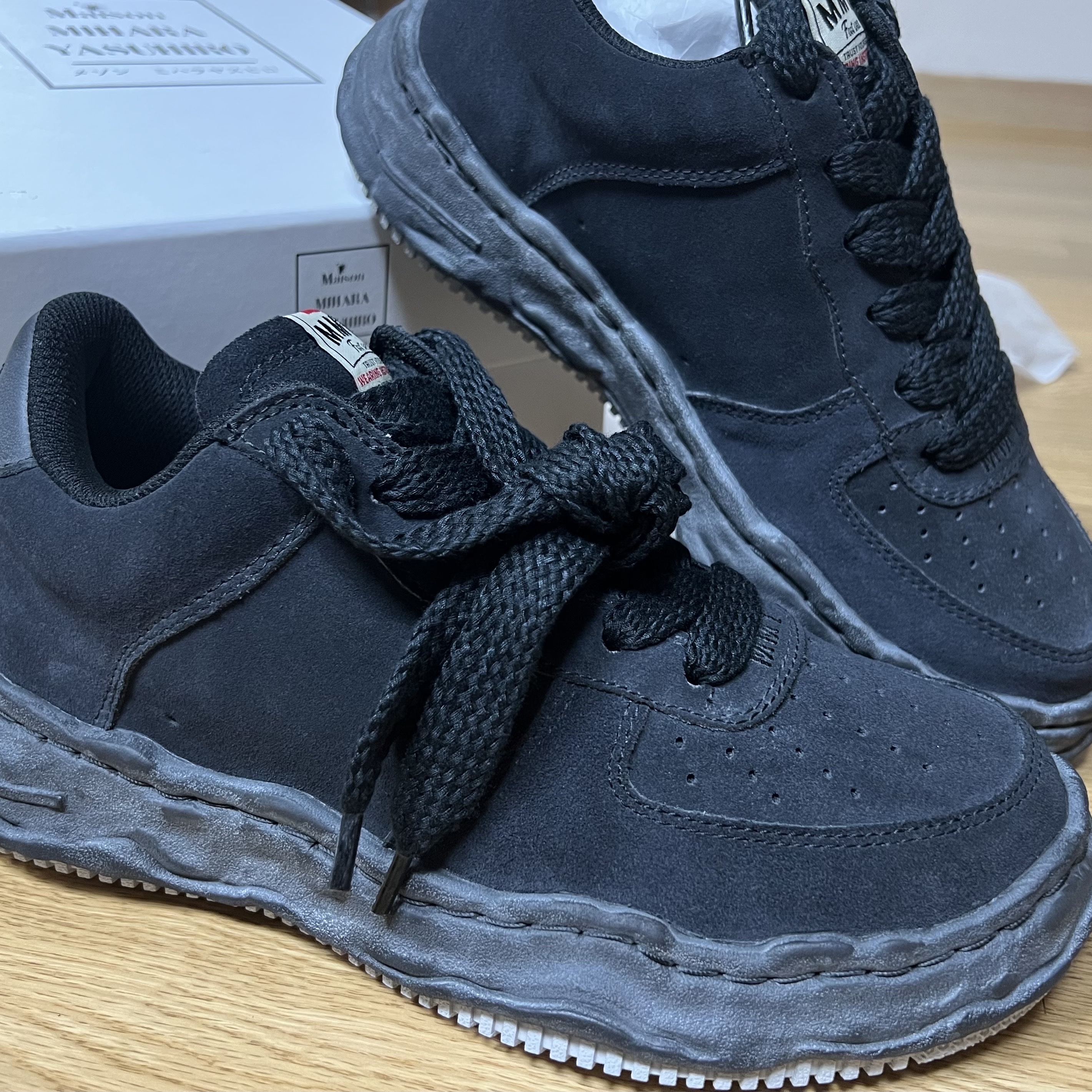 Maison Mihara Yasuhiro Wayne OG Sole Brushed Suede Low-top Sneakers Black 착용 스타일 - 1