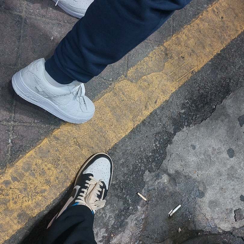 Louis Vuitton x Nike Air Force 1 Low by Virgil Abloh White, Jordan 1 x Travis Scott x Fragment Retro Low OG SP Military Blue 착용 스타일 - 1