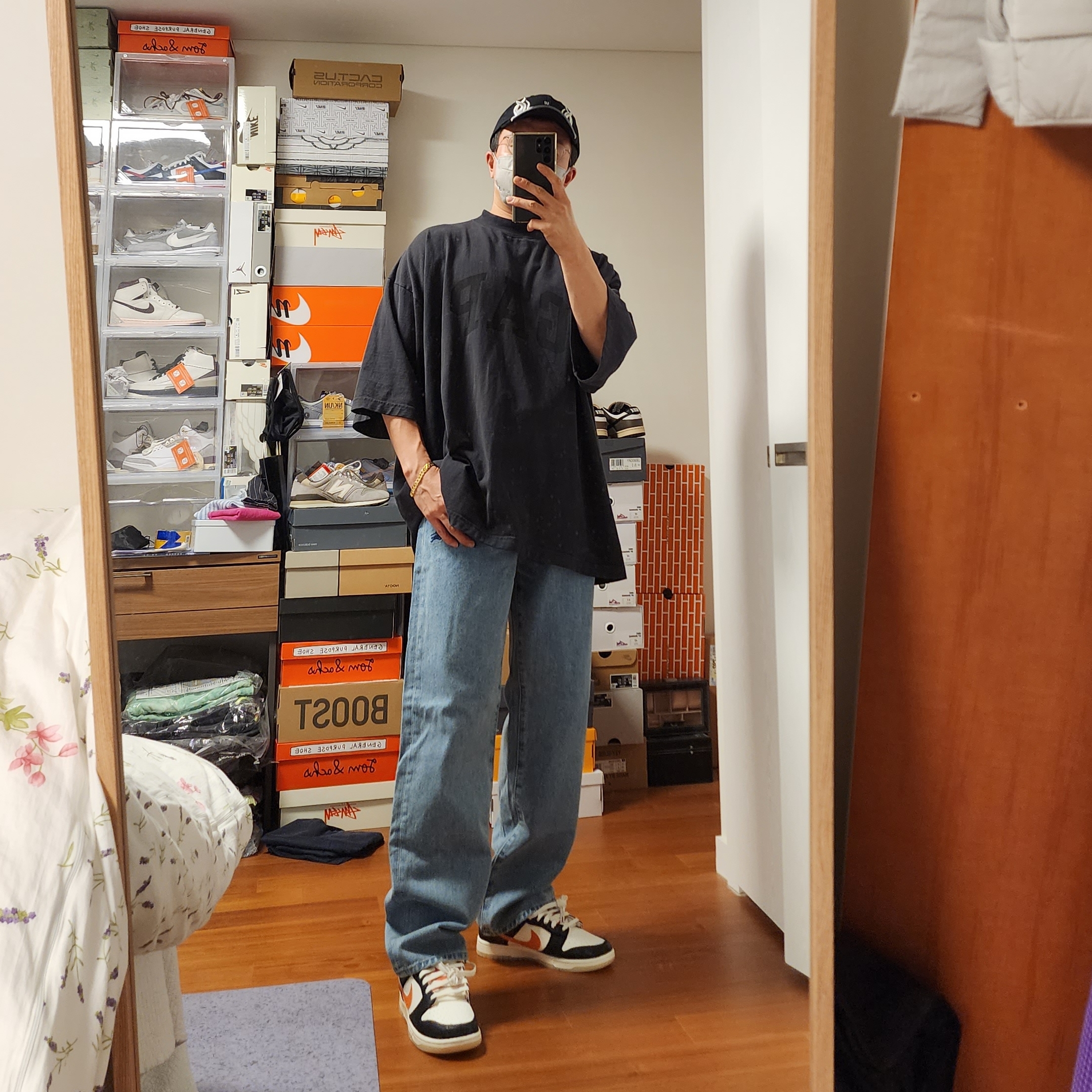 Yeezy Gap Engineered By Balenciaga Flame Cap Black, Yeezy Gap Engineered By Balenciaga Dove 3/4 Sleeve T-Shirt Washed Black 착용 스타일 - 1