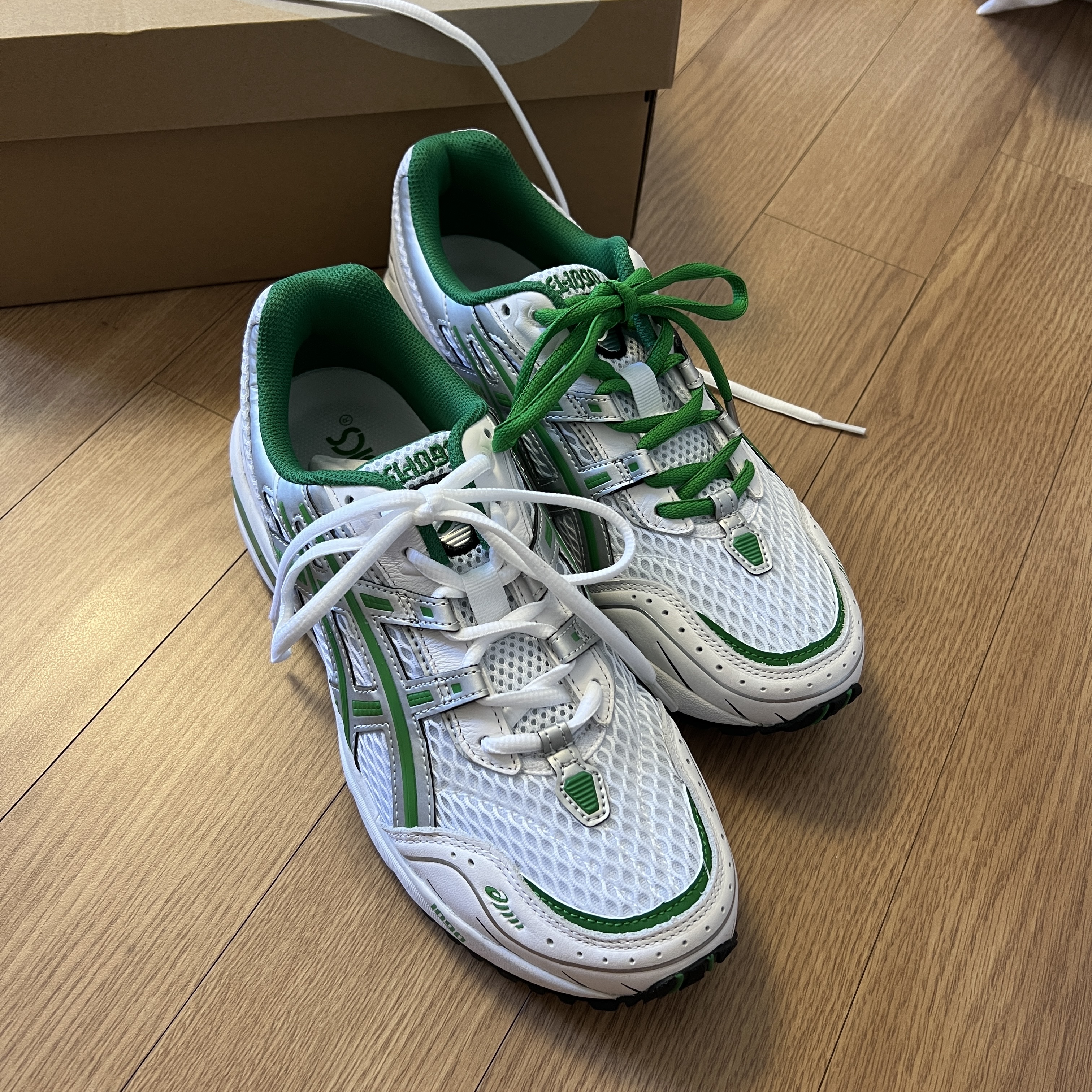 Asics Gel-1090 White Green 착용 스타일