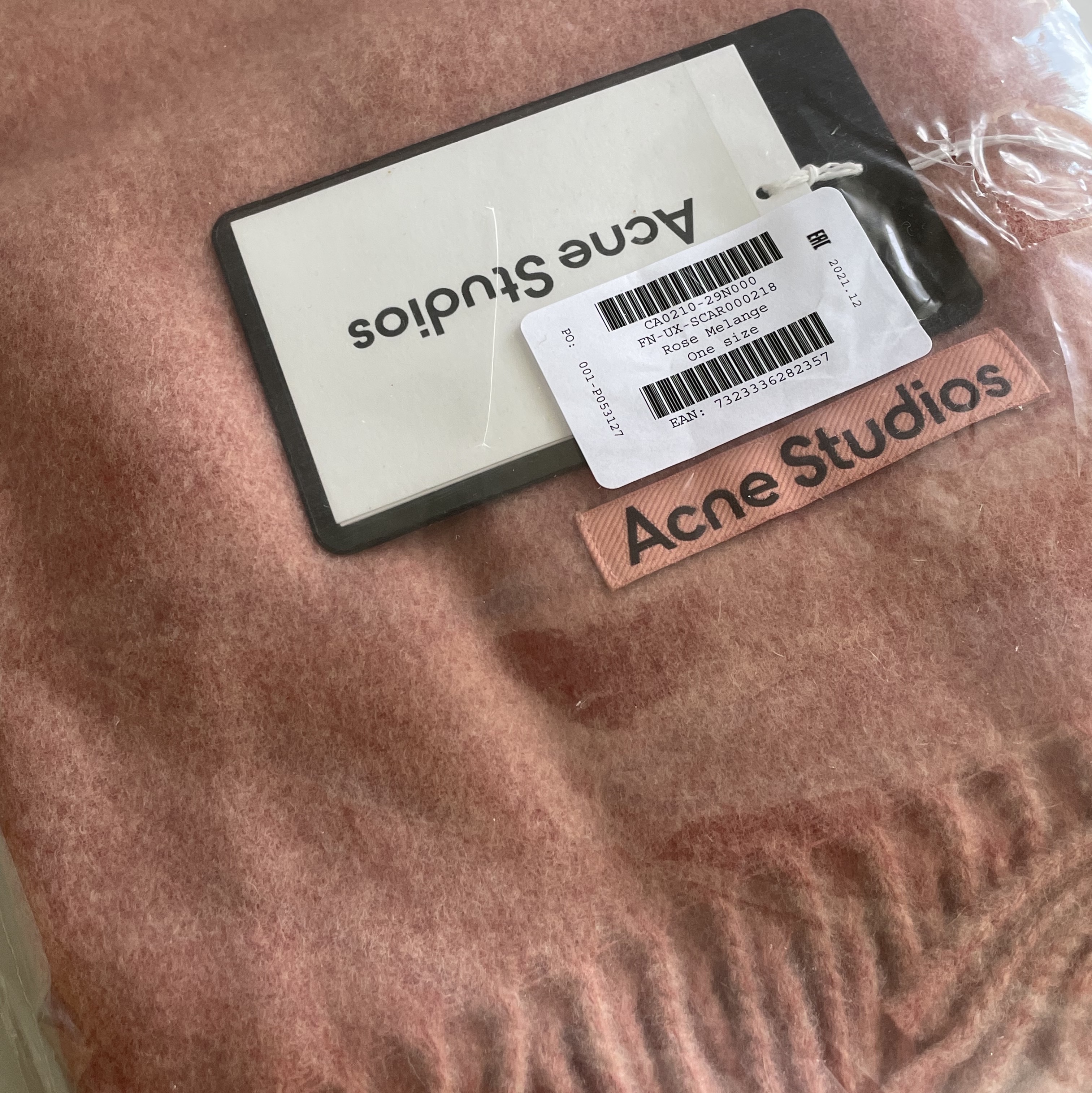 Acne Studios Narrow Wool Fringe Muffler Rose Melange 착용 스타일