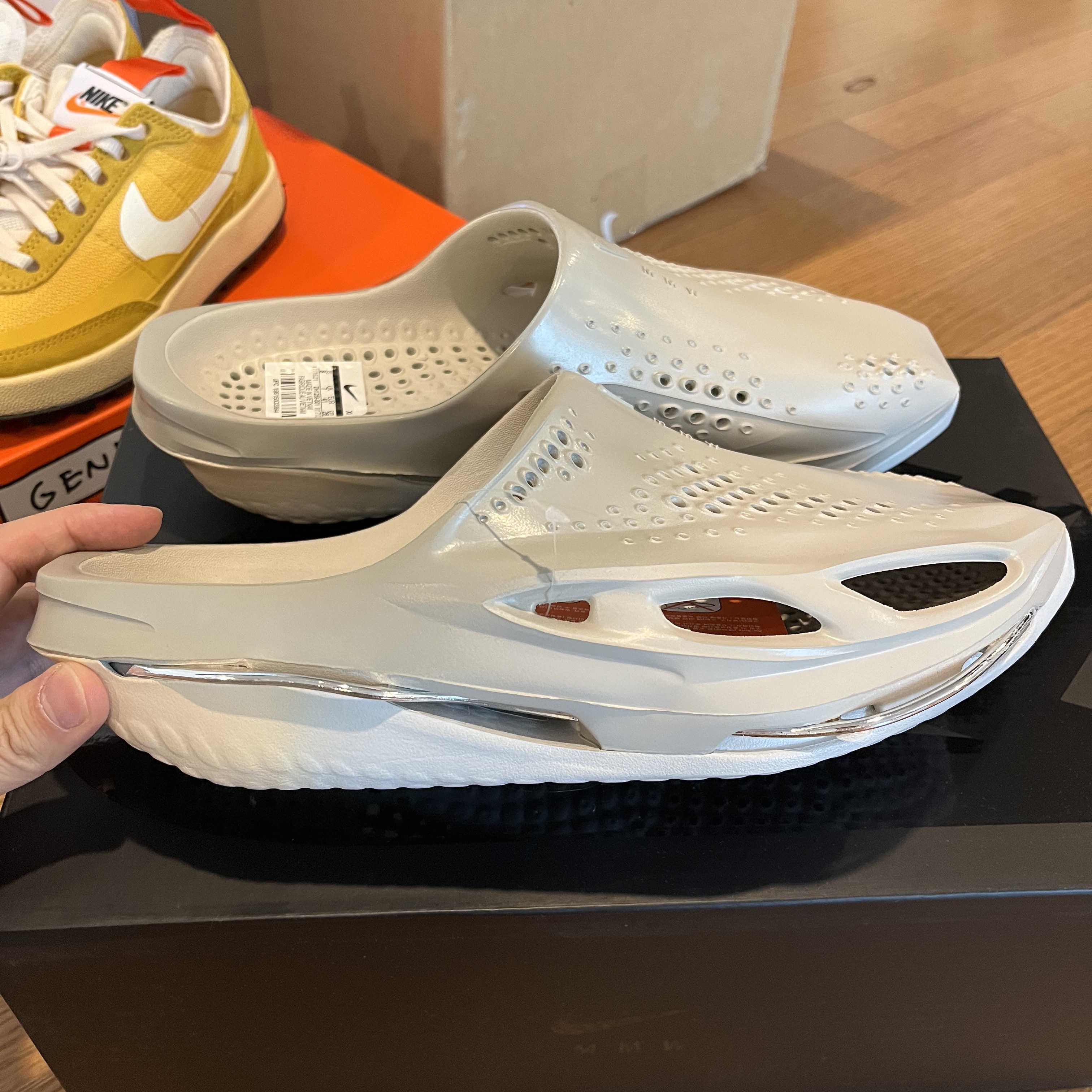 Nike x Matthew M Williams 005 Slide Light Bone and Chrome 착용 스타일 - 3