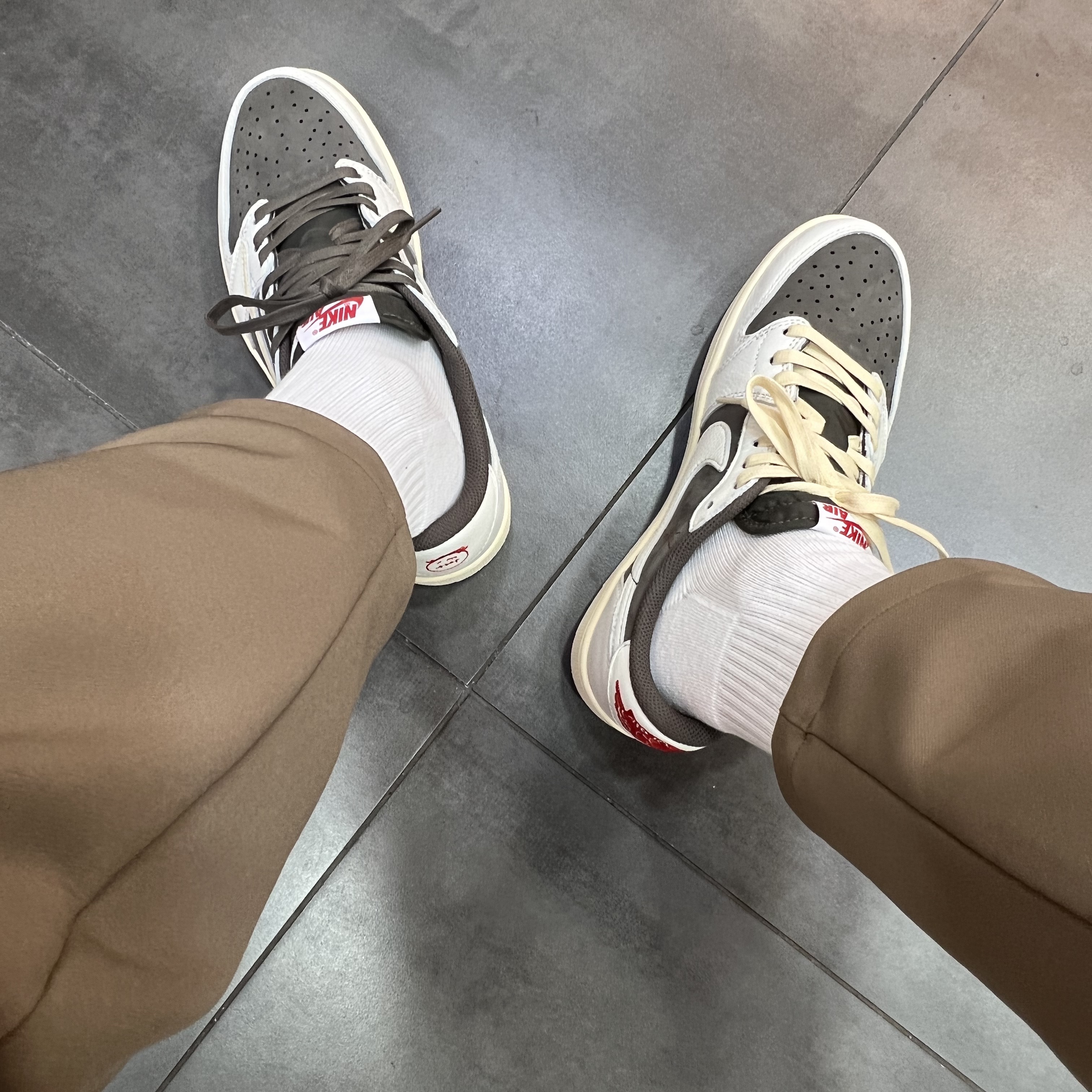 Jordan 1 x Travis Scott Retro Low OG SP Sail and Ridgerock 착용 스타일 - 2