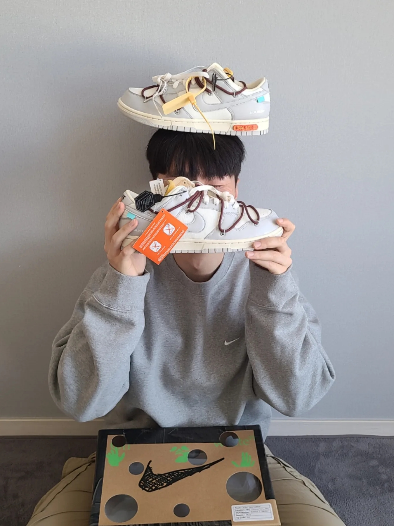 Nike x Off-White Dunk Low The 50 - Lot 46, Nike NRG Solo Swoosh Crew Fleece Dark Grey Heather - US/EU 착용 스타일 - 2