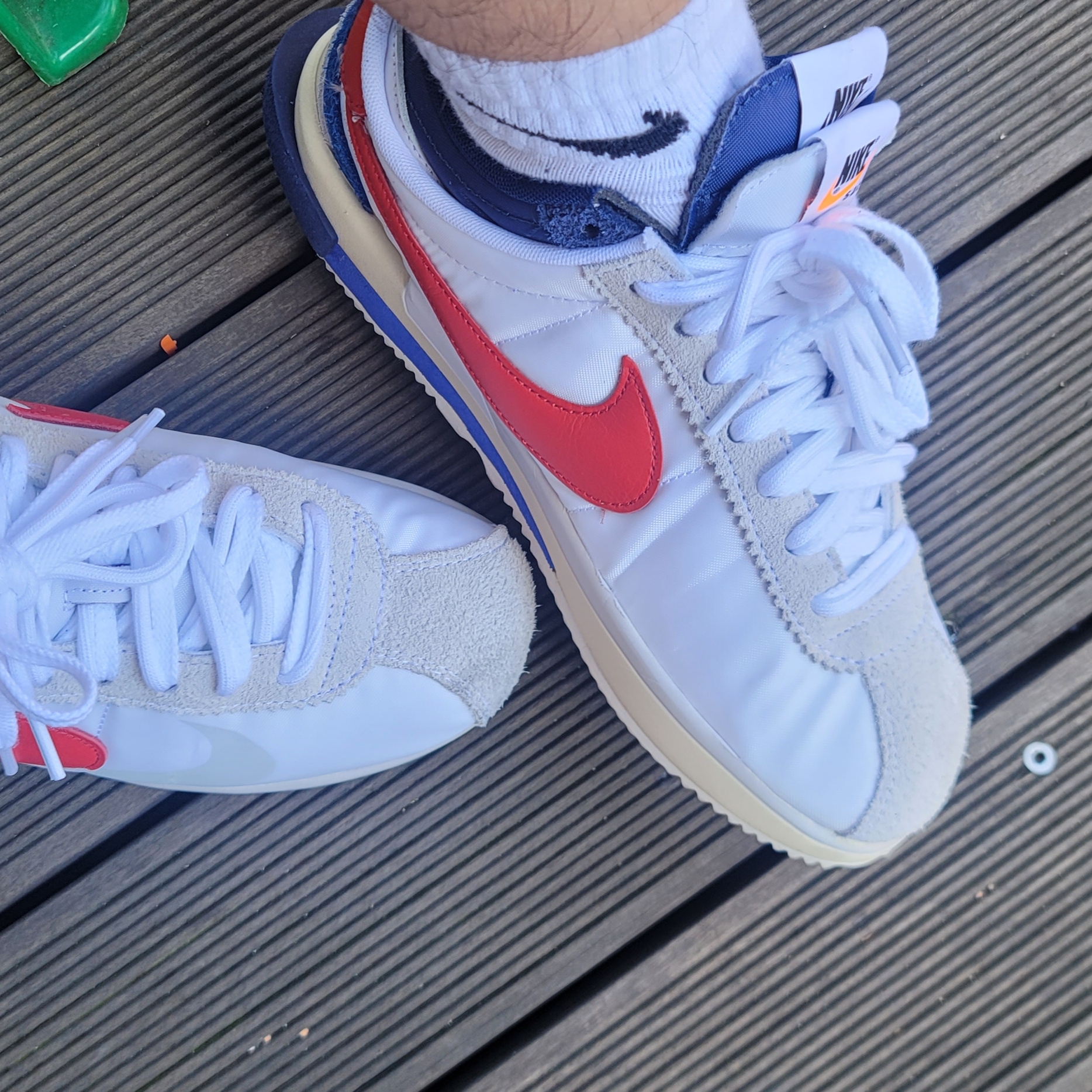 Nike x Sacai Zoom Cortez SP White and University Red 착용 스타일 - 2