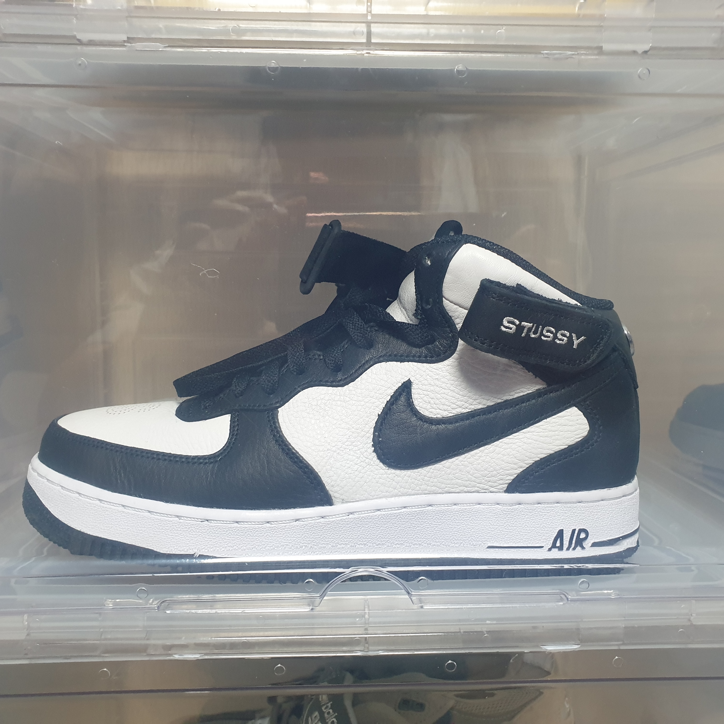 Nike x Stussy Air Force 1 '07 Mid SP Black and Light Bone 착용 스타일