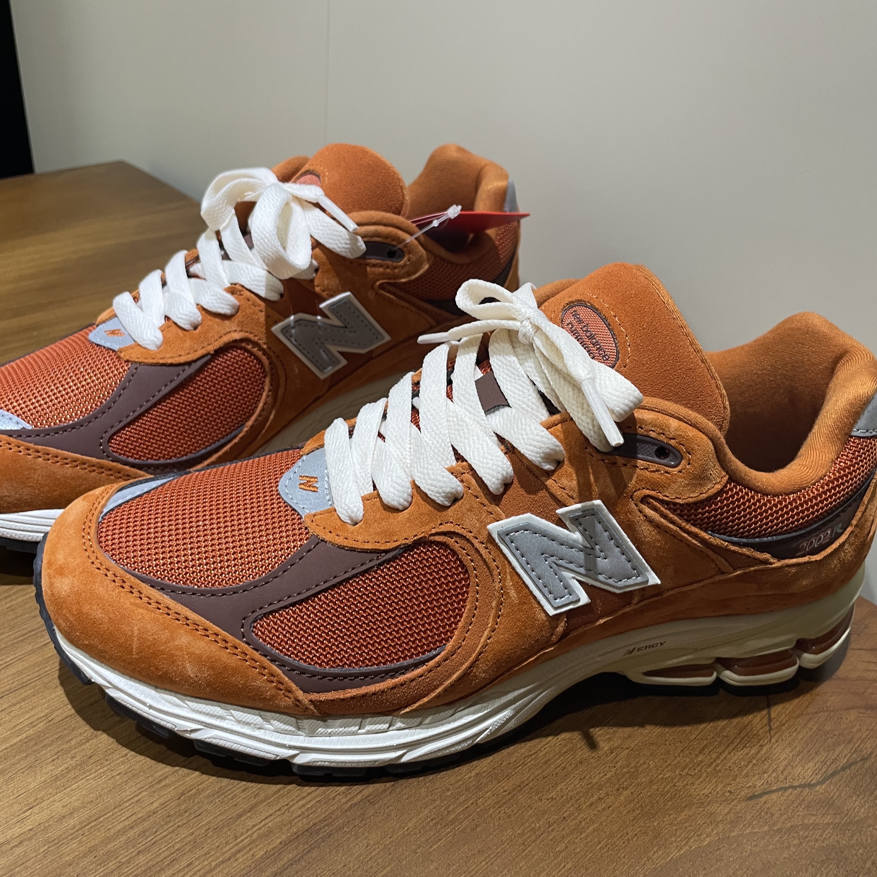 New Balance 2002R Rust Oxide 착용 스타일