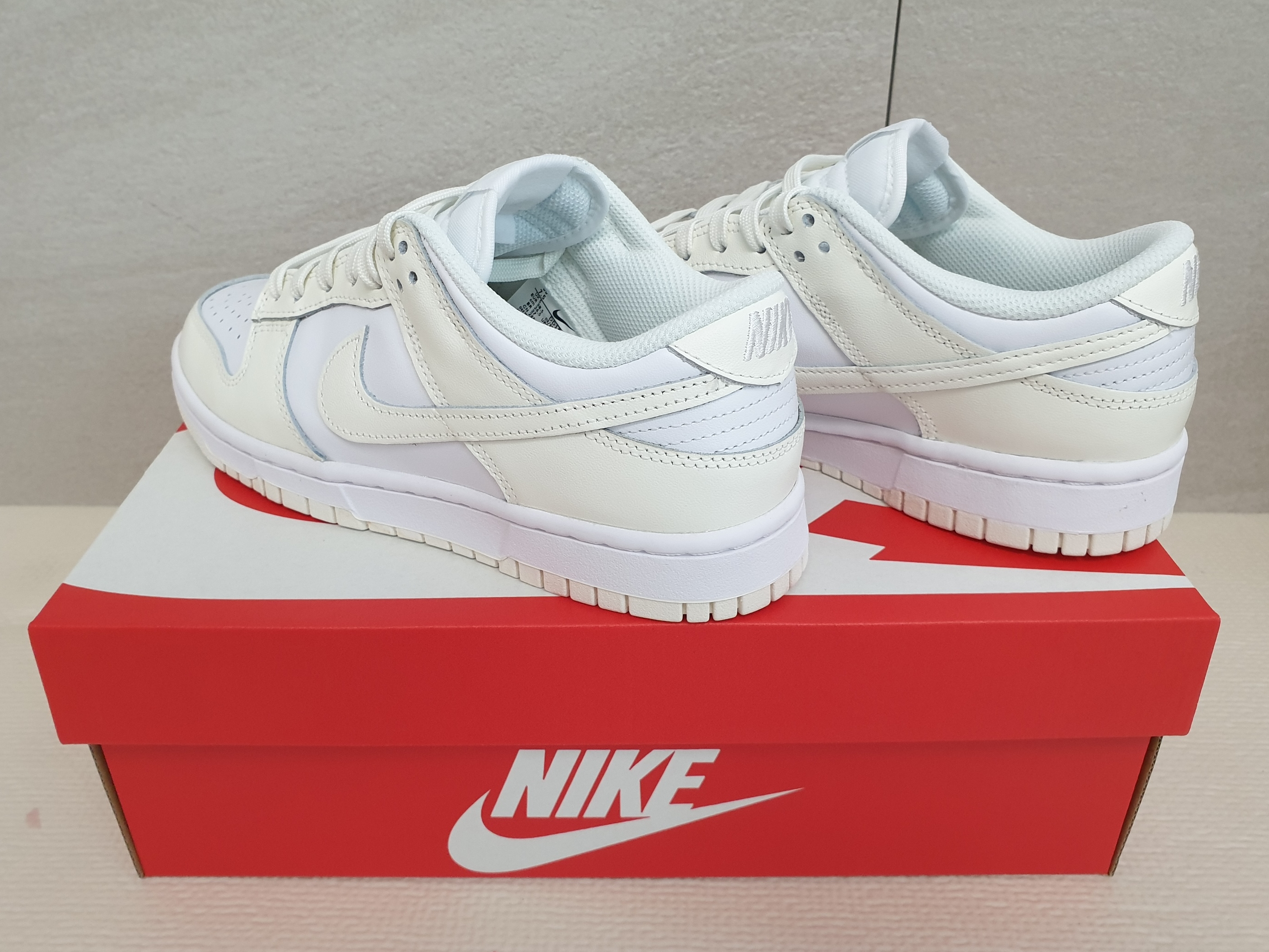 (W) Nike Dunk Low White and Sail 착용 스타일 - 2