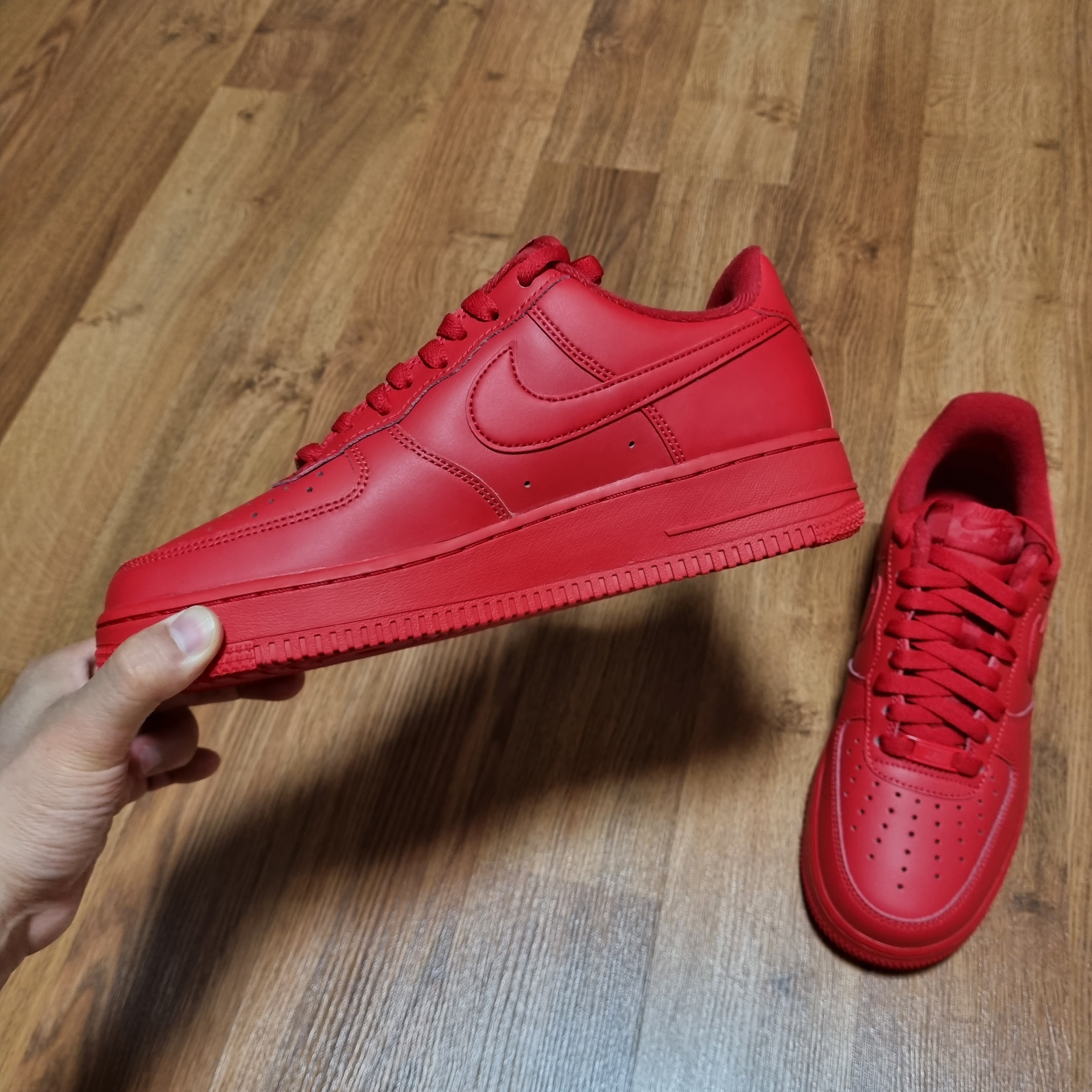 Nike Air Force 1 '07 LV8 Low 1 Triple Red 착용 스타일 - 1