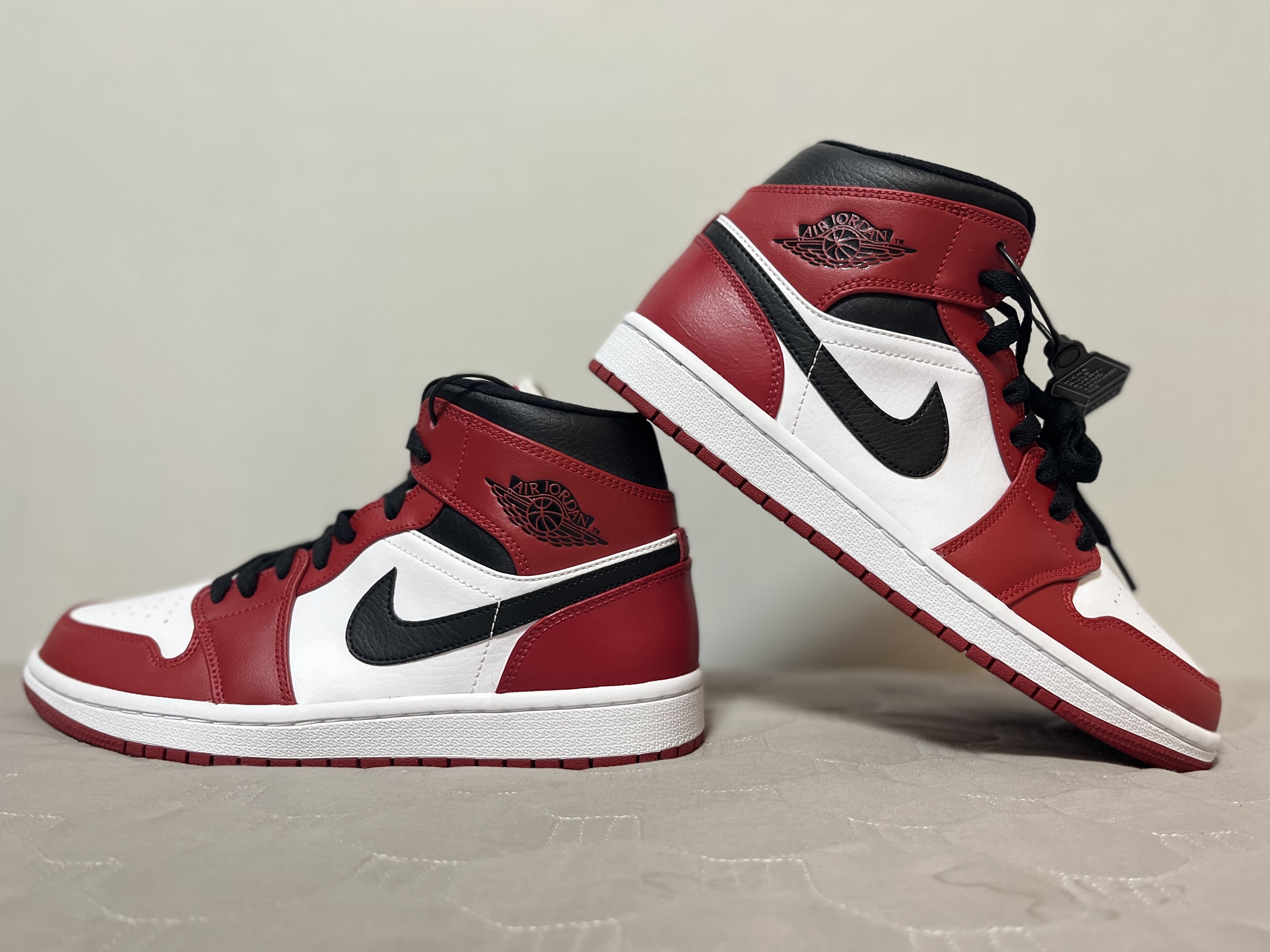 Jordan 1 Mid Chicago 2020 착용 스타일 - 2