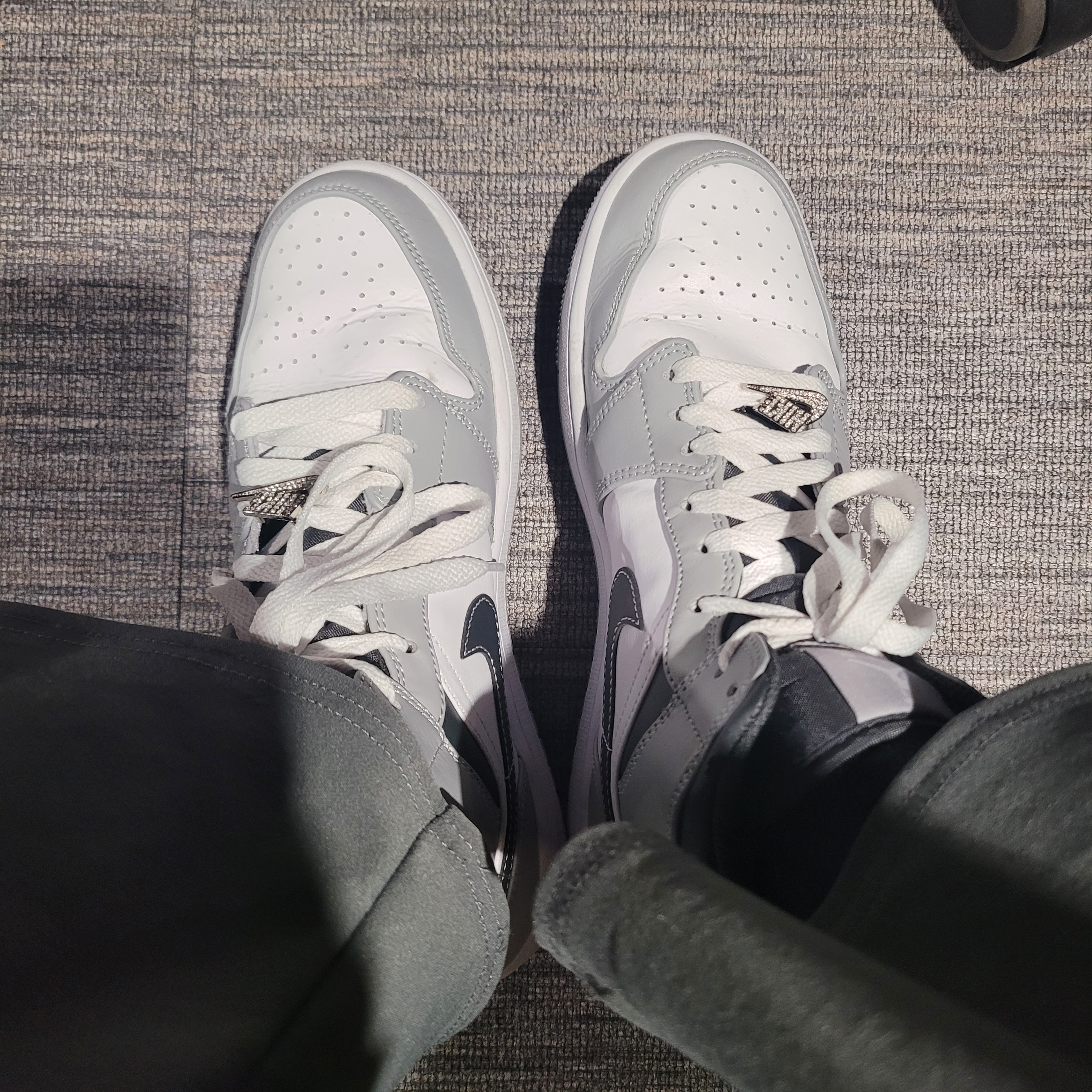 Jordan 1 Mid Light Smoke Grey Anthracite 착용 스타일 - 1