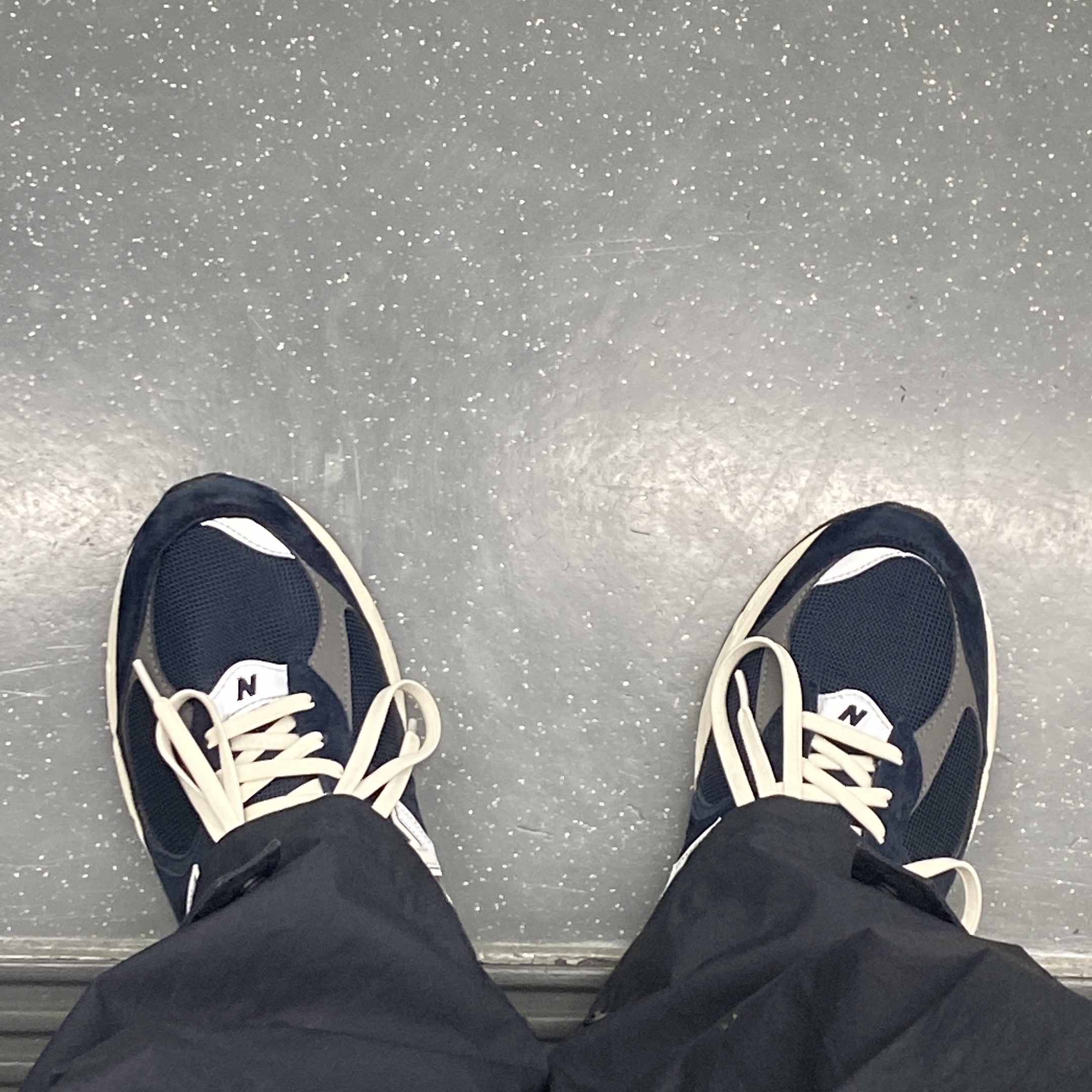 New Balance 2002R Eclipse Castlerock 착용 스타일