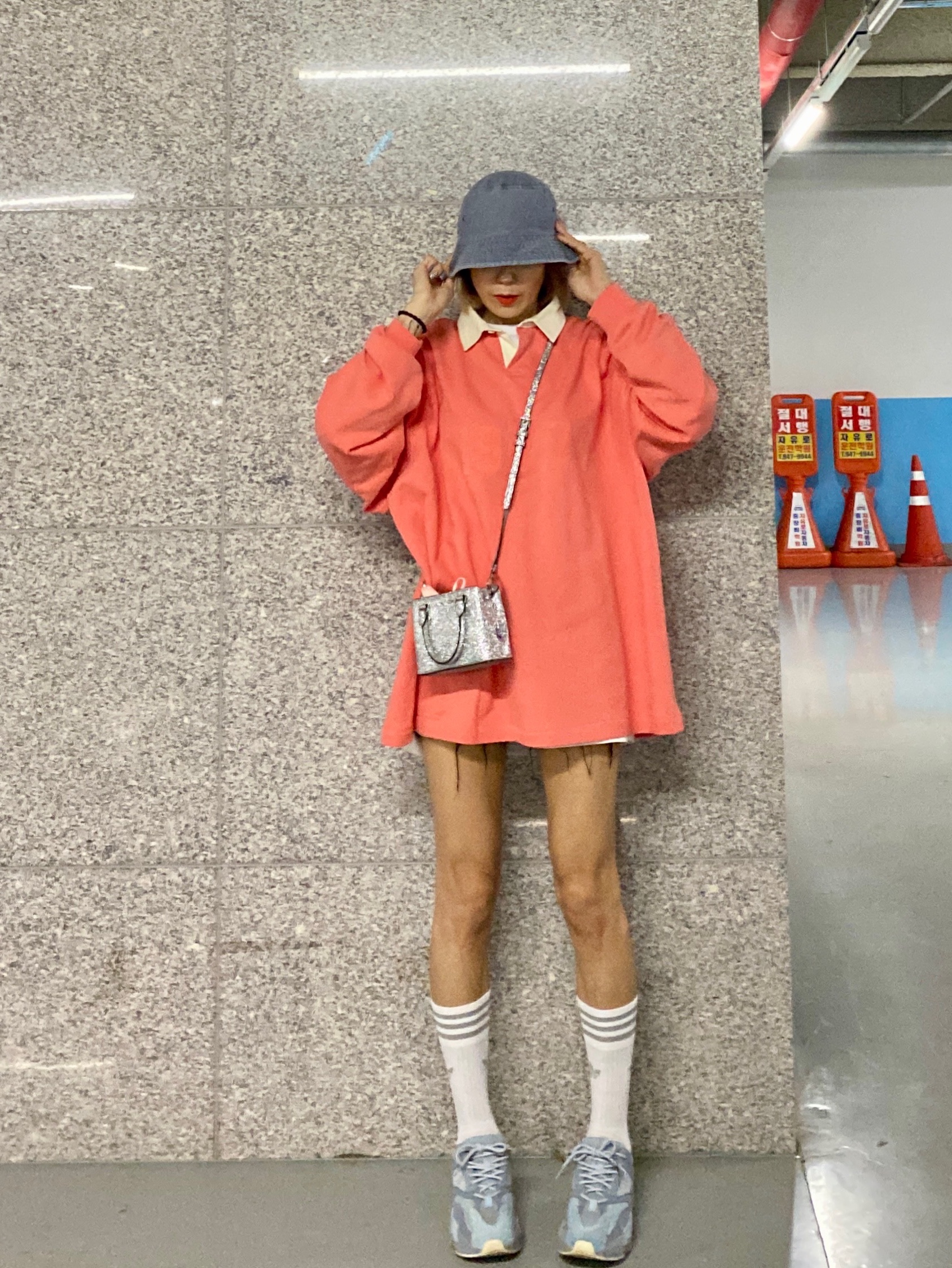 Adidas Yeezy Boost 700 Inertia, Essentials 1977 Henley Rugby Long Sleeve Polo Coral - 22FW 착용 스타일 - 1