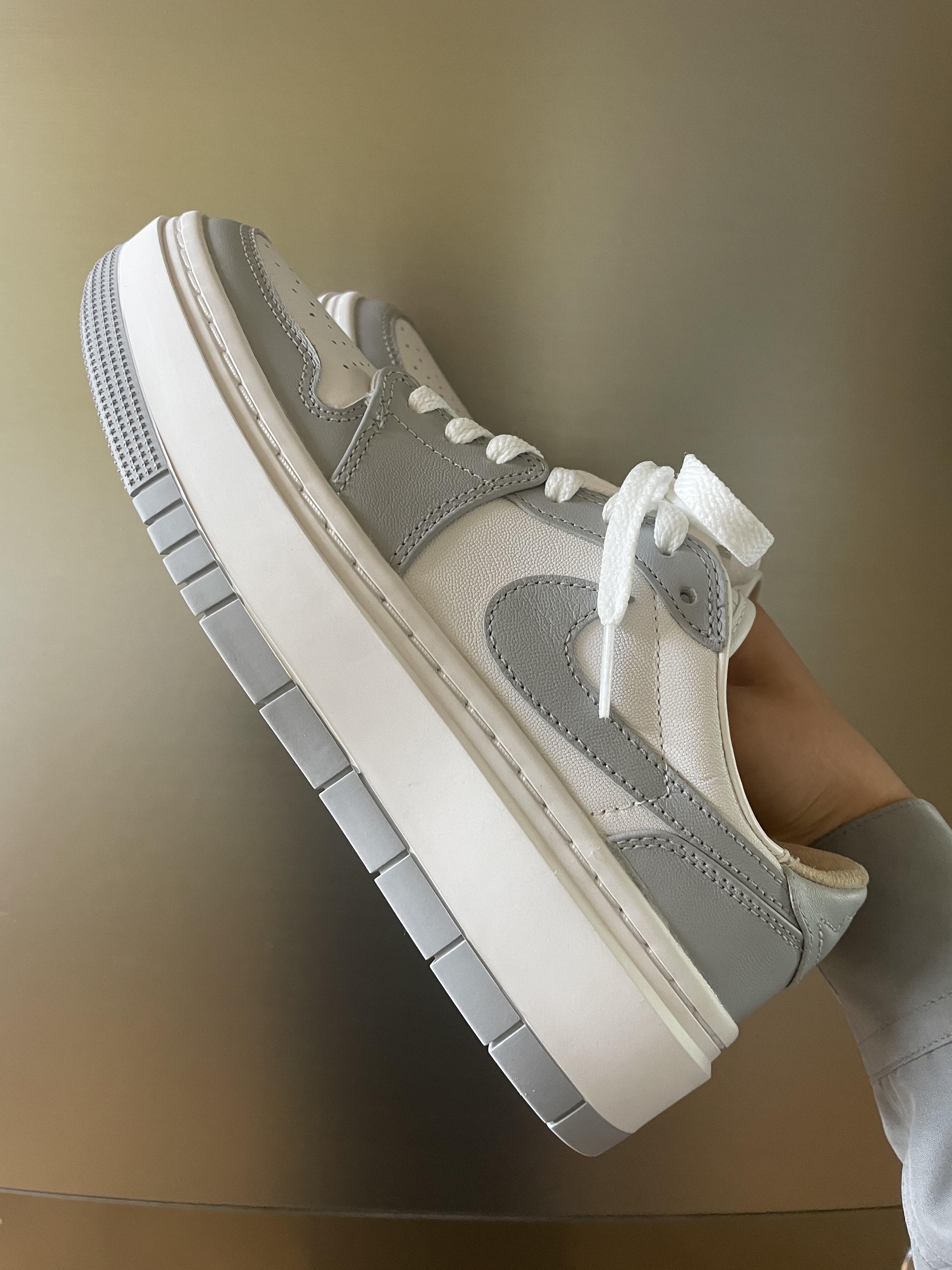 (W) Jordan 1 Elevate Low White and Wolf Grey, (W) Maison Kitsune Fox Head Patch Adjusted R-Neck Cardigan Ecru 착용 스타일 - 5