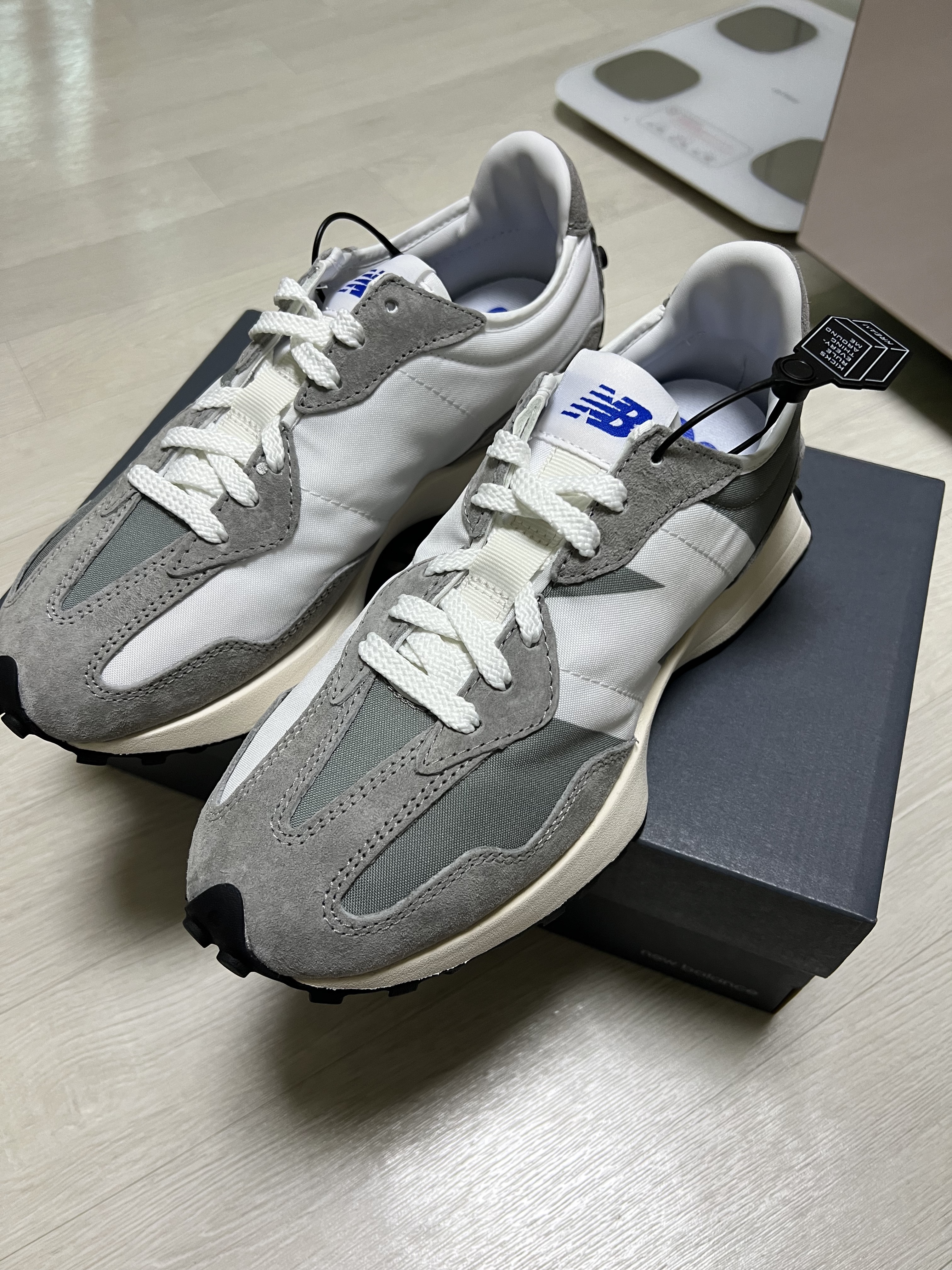 New Balance 327 Grey 착용 스타일 - 2