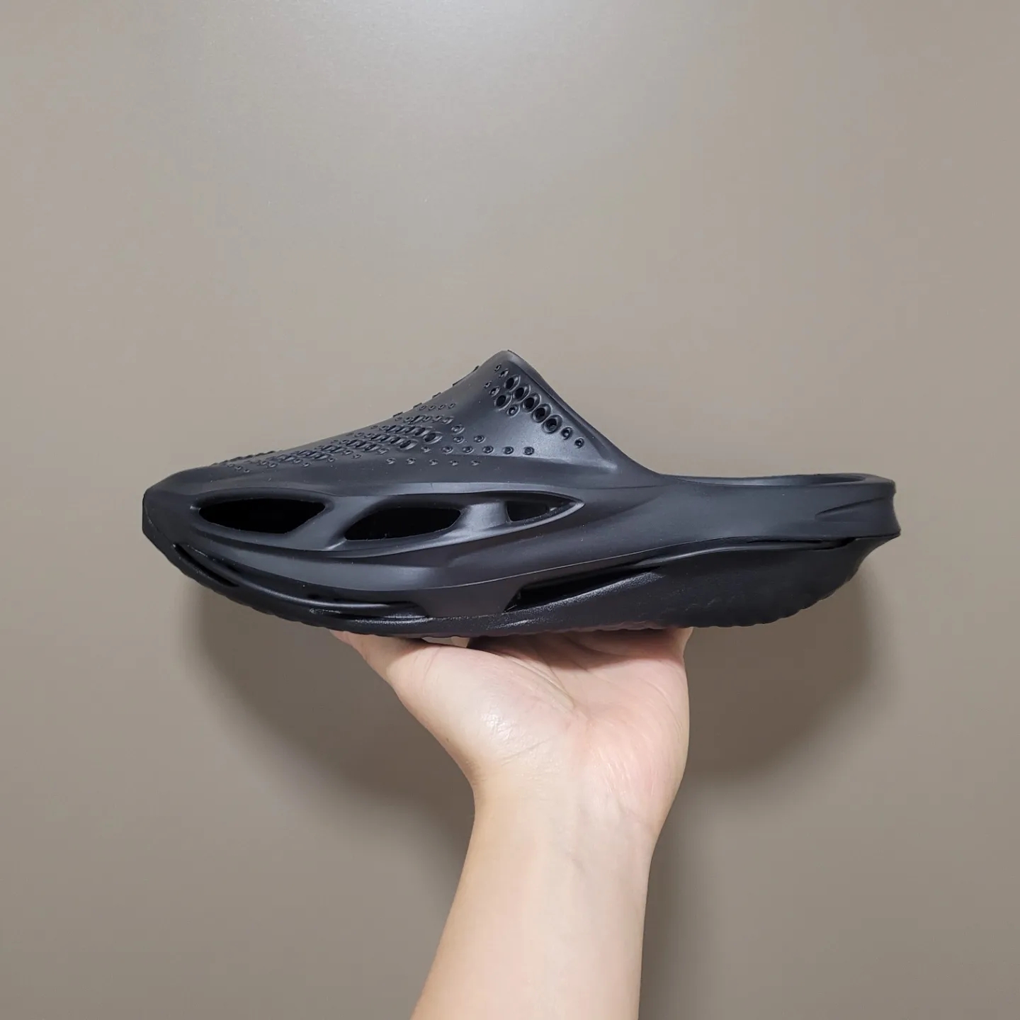 Nike x Matthew M Williams 005 Slide Black 착용 스타일 - 1